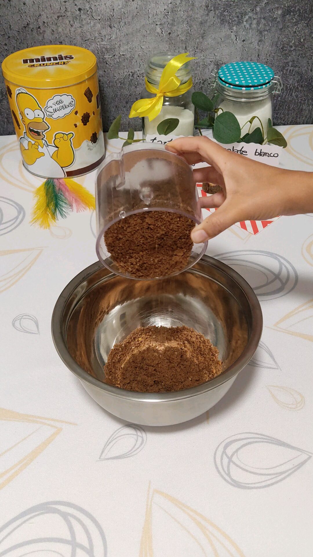 Vertemos las galletas trituradas en un bol