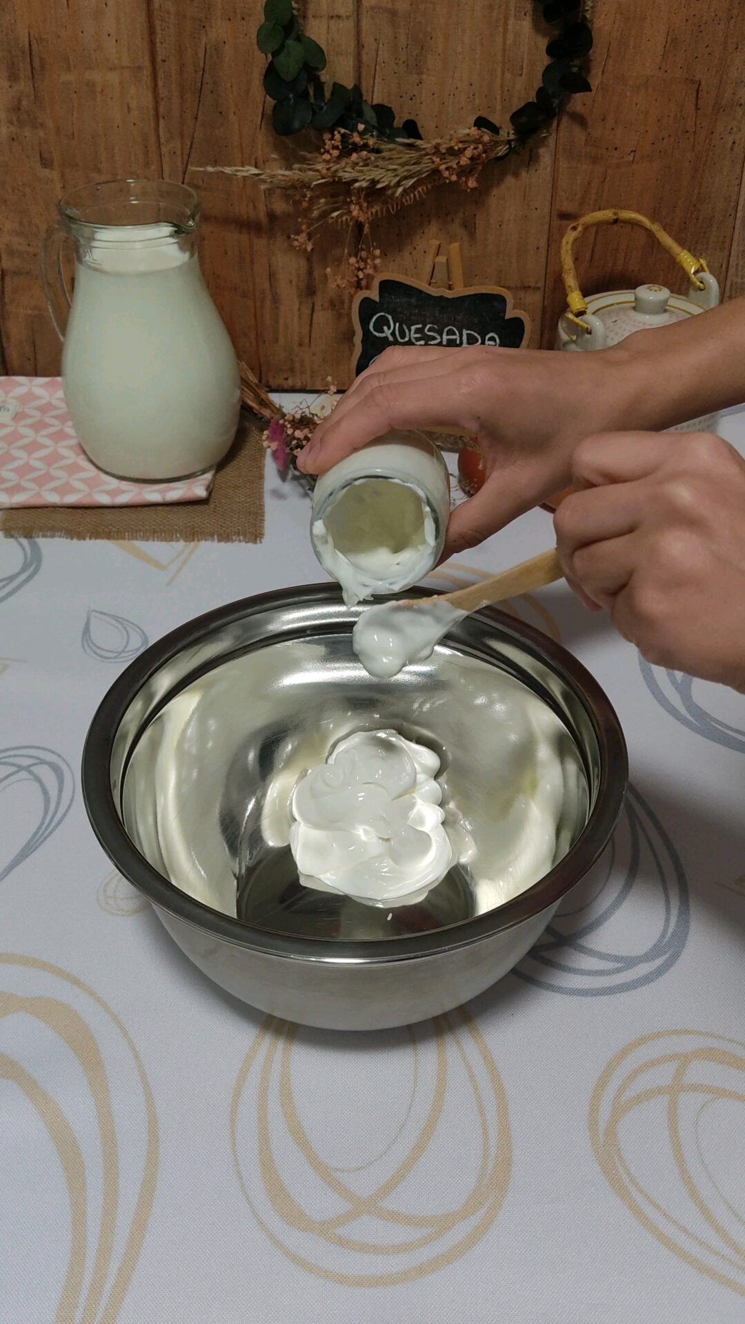 Incorporamos en un bol el yogur griego