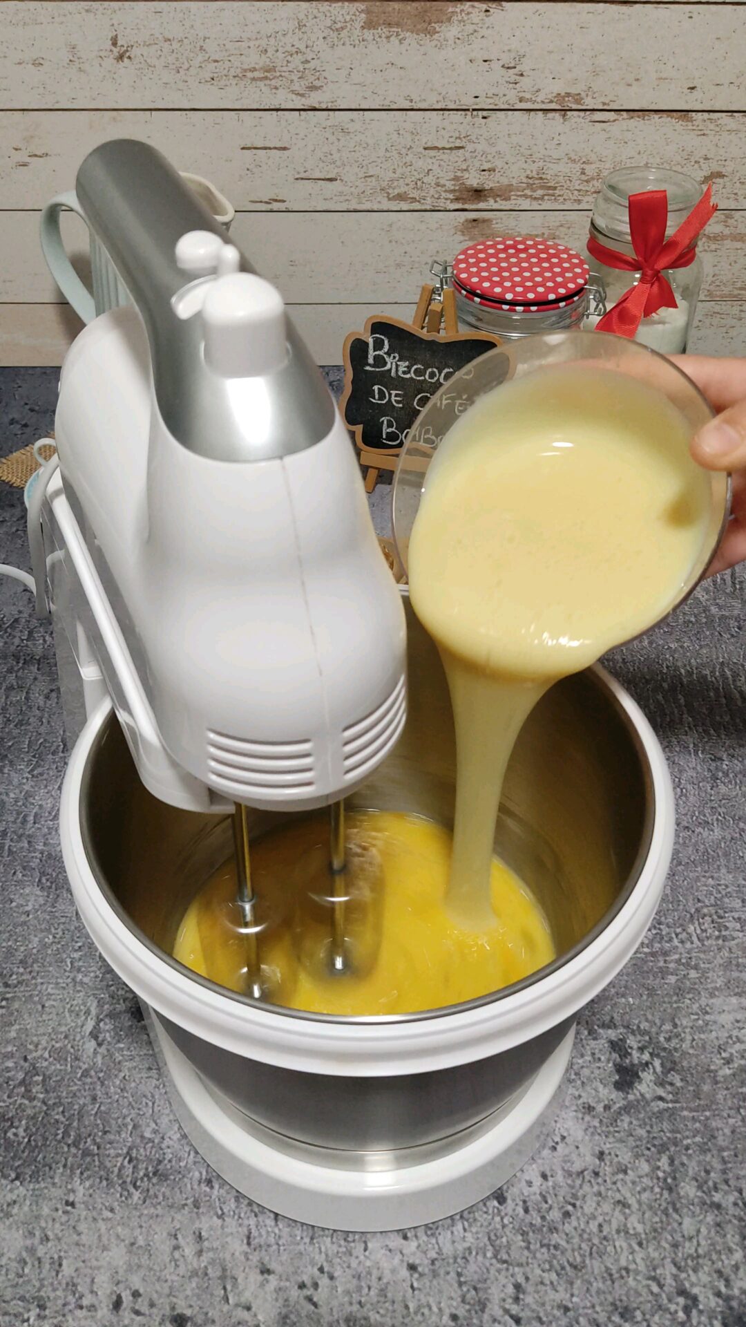 Incorporamos la leche condensada a la mezcla
