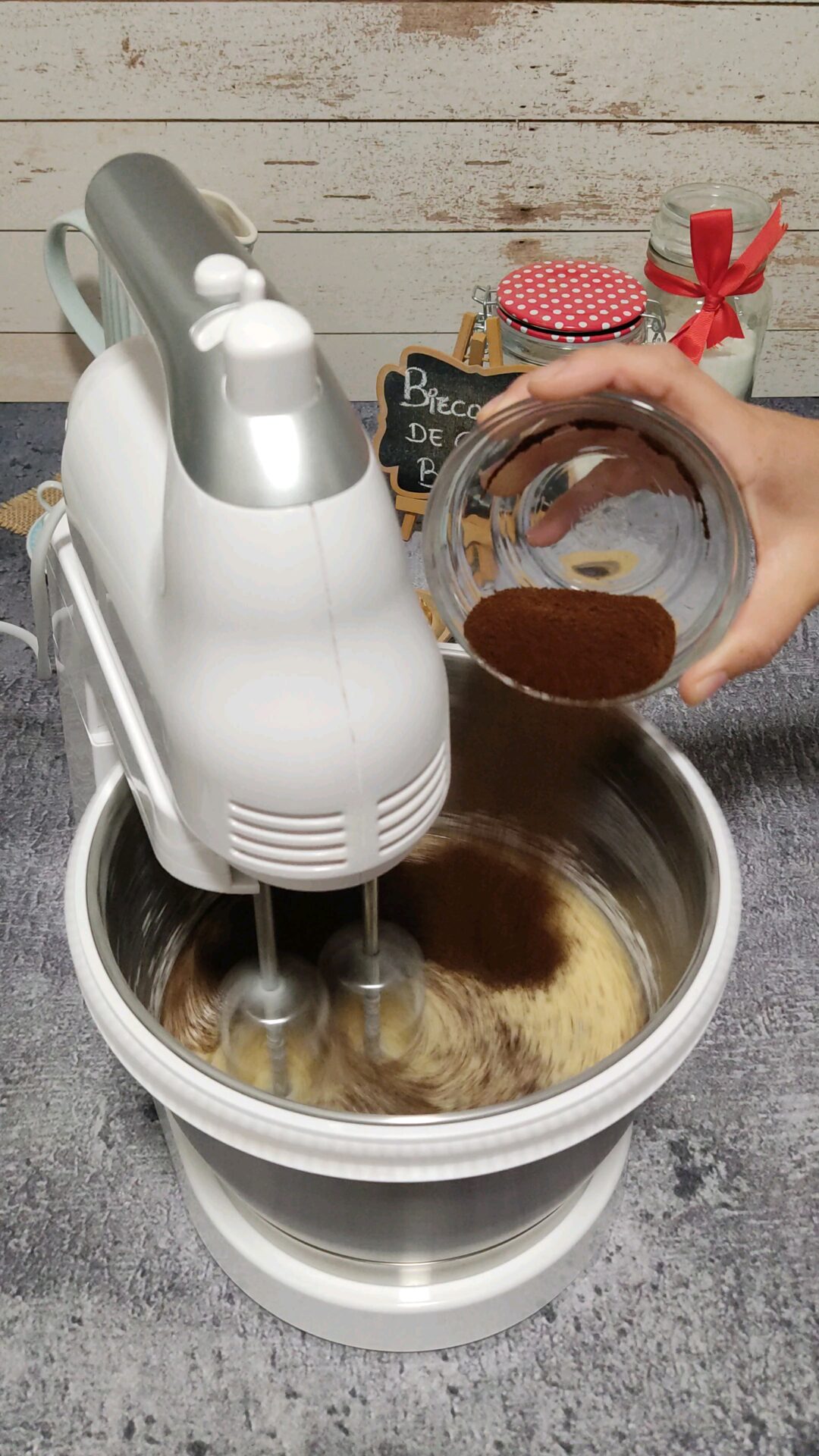 Incorporamos el café molido mientras seguimos mezclando