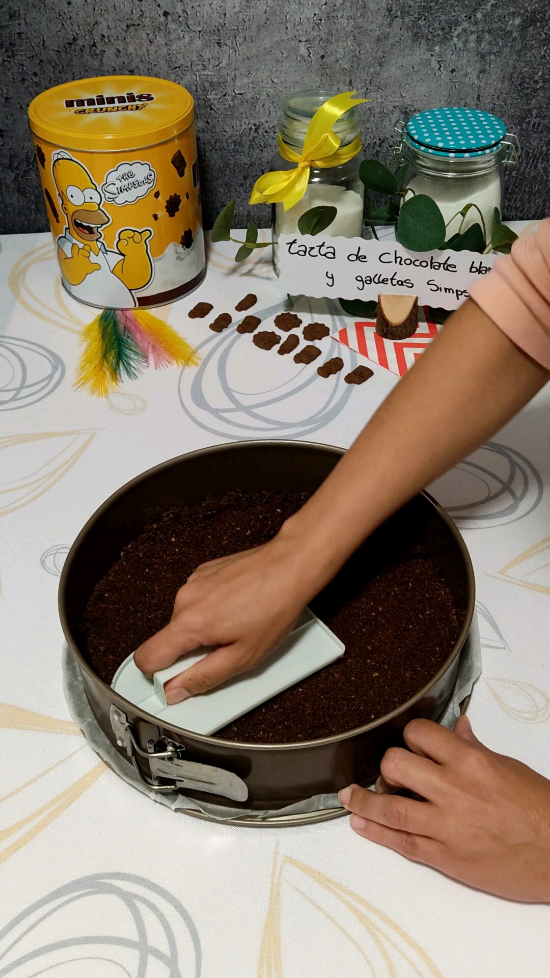 Compactamos y alisamos la base de nuestra tarta Simpson de chocolate blanco