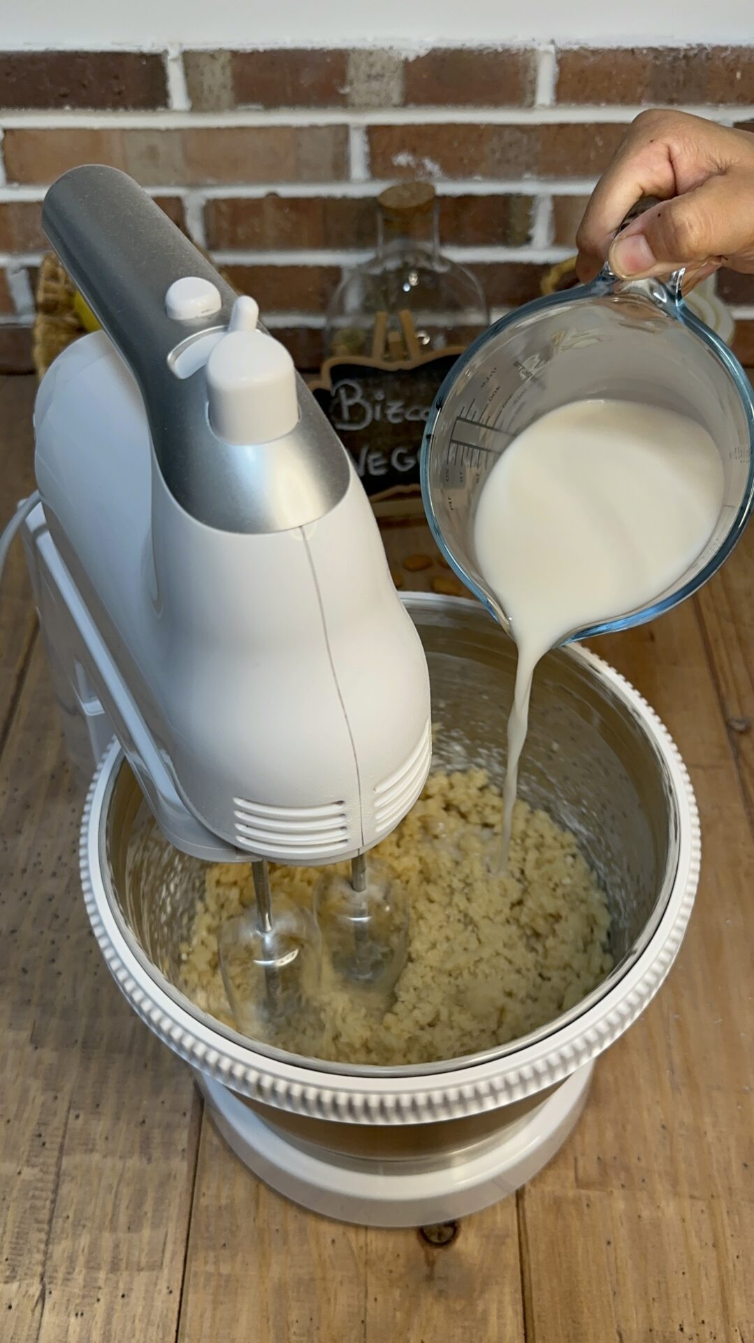 Cuando tengamos una masa grumosa comenzamos a incorporar la leche poco a poco