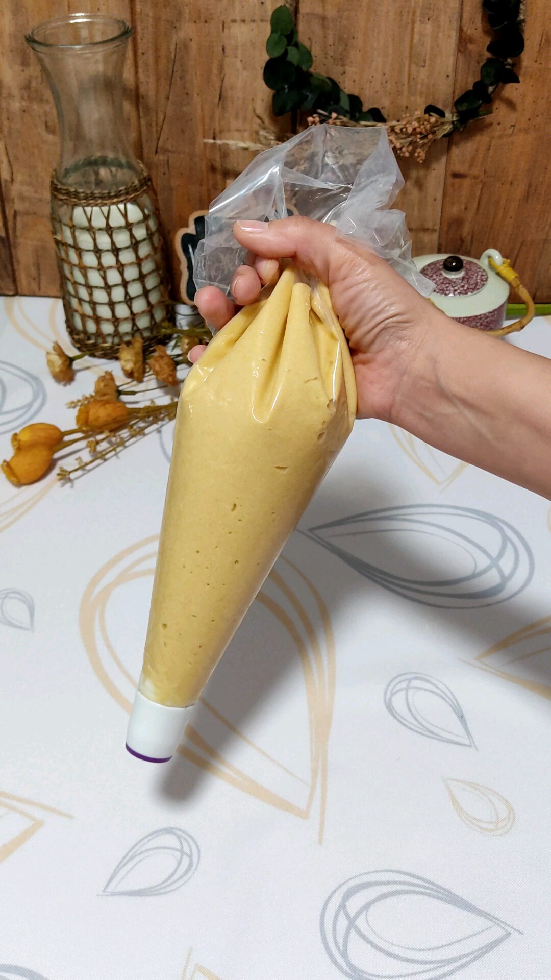 Introducimos la masa en la manga pastelera