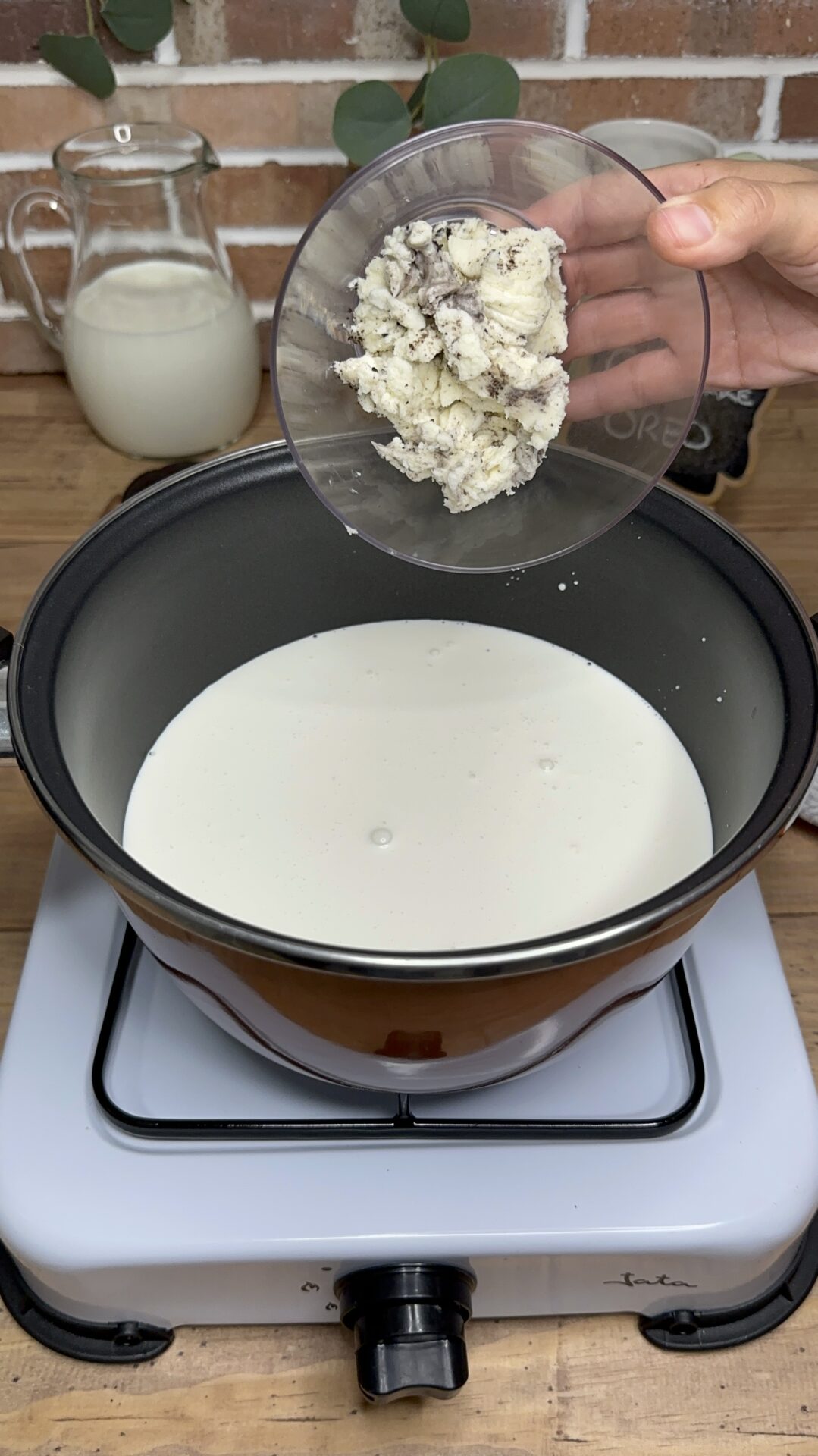 Incorporamos el queso de untar y la crema de Oreo Incorporamos el queso de untar y la crema de Oreo