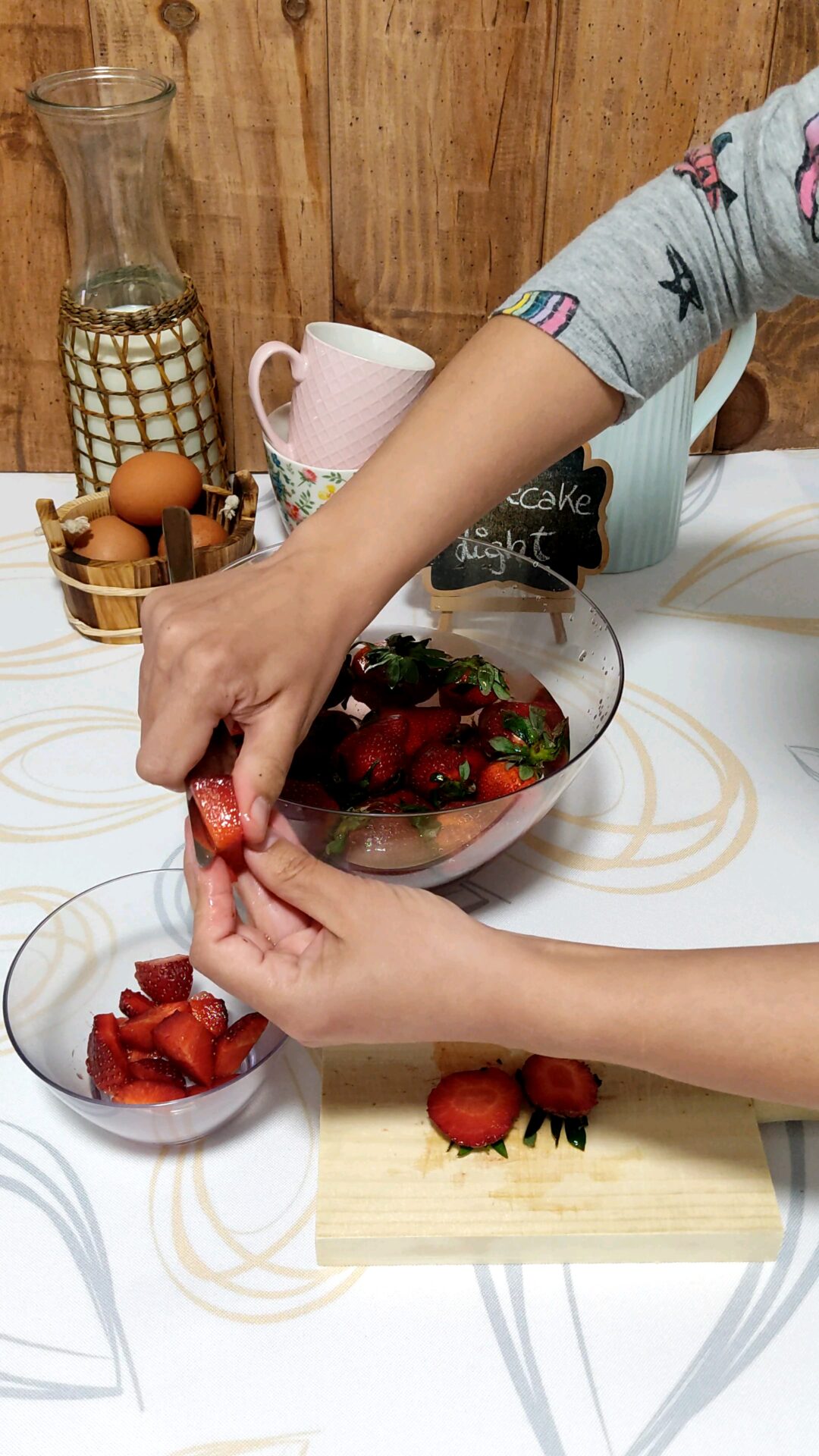 Cortamos las fresas lavadas en trozos Cortamos las fresas lavadas en trozos