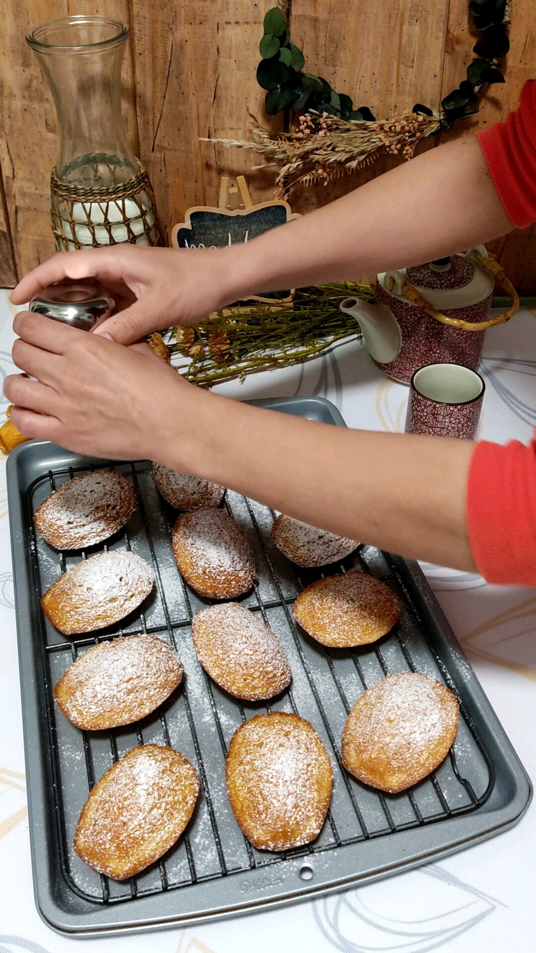 Una vez frías las madeleines, decoramos con azúcar glas