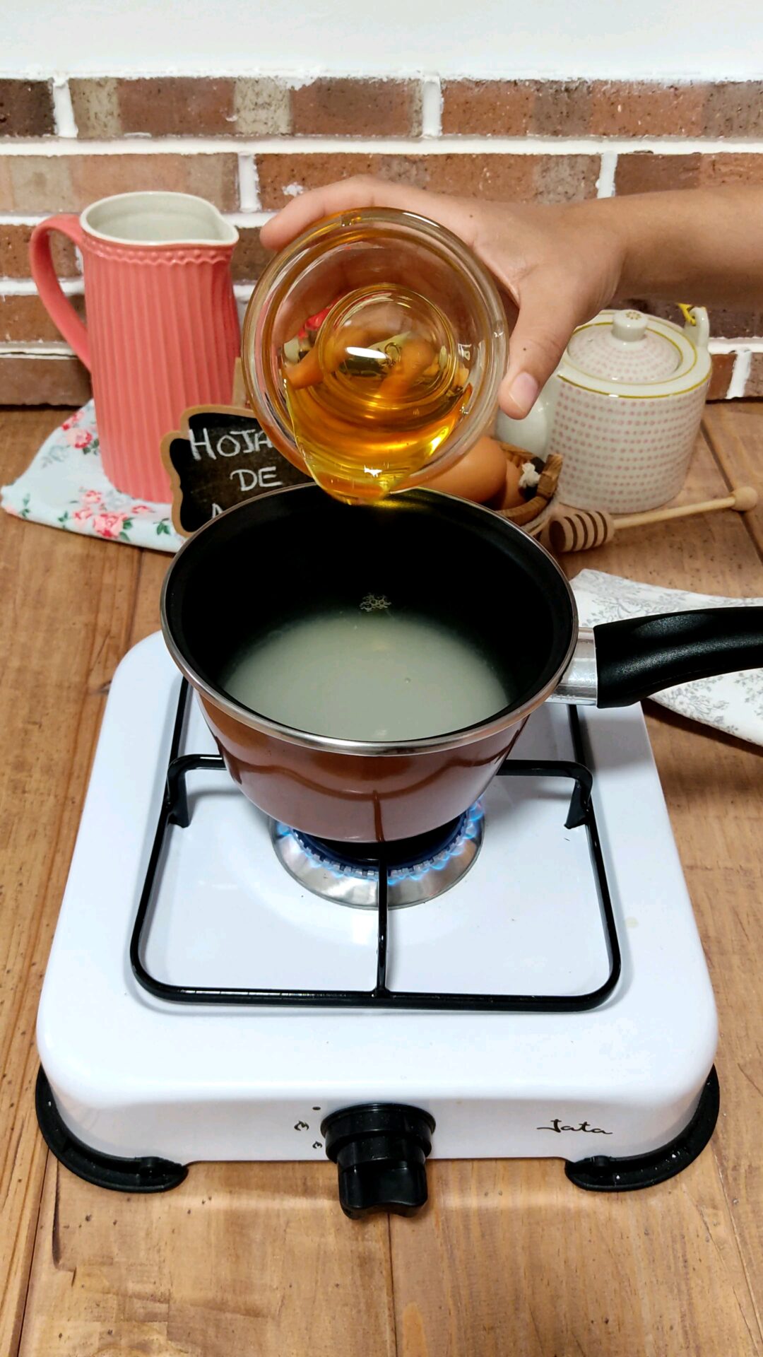 Mezclamos el agua, el azúcar, la miel y el limón en un cazo Mezclamos el agua, el azúcar, la miel y el limón en un cazo
