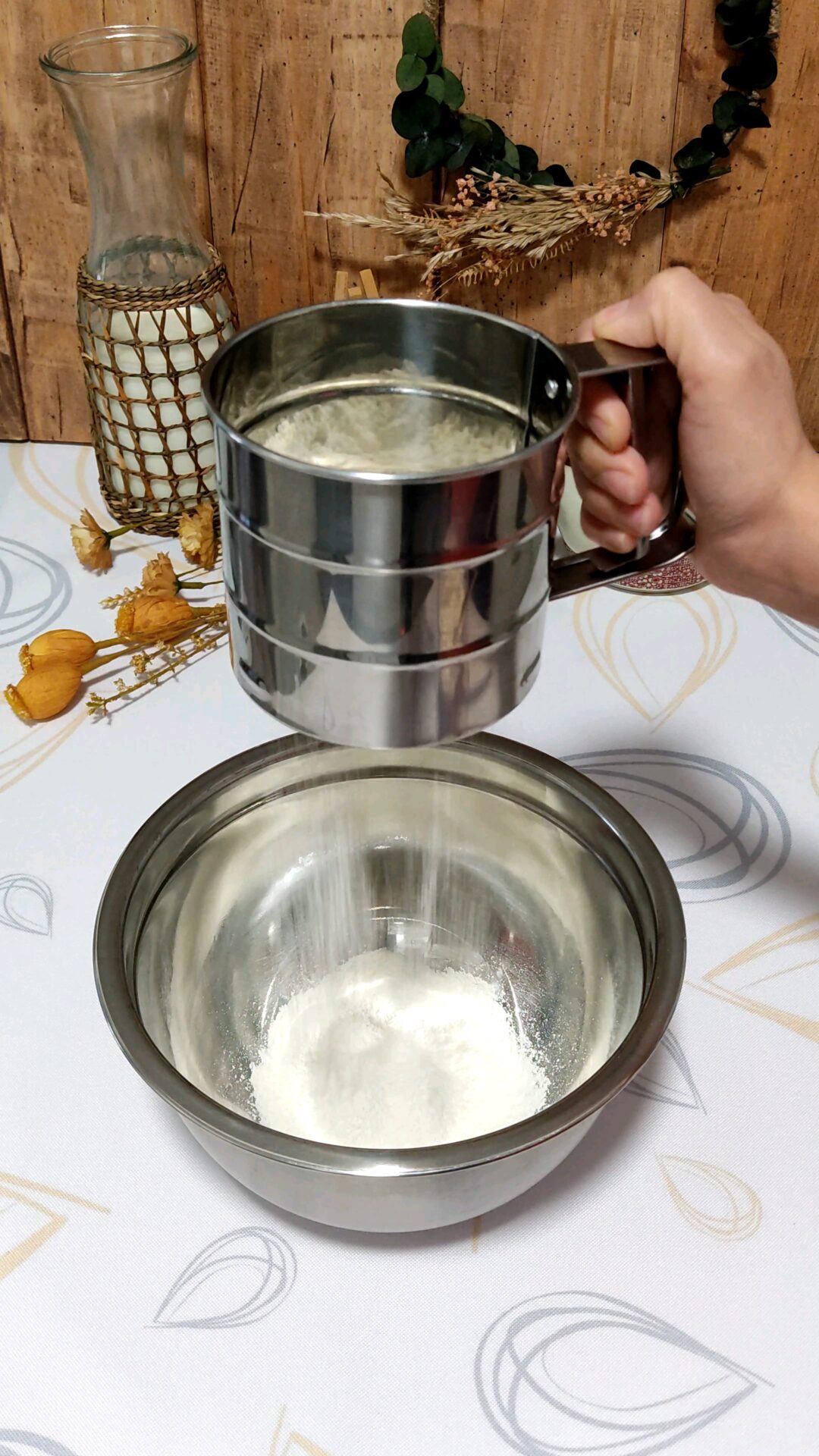 Tamizamos la harina y la levadura