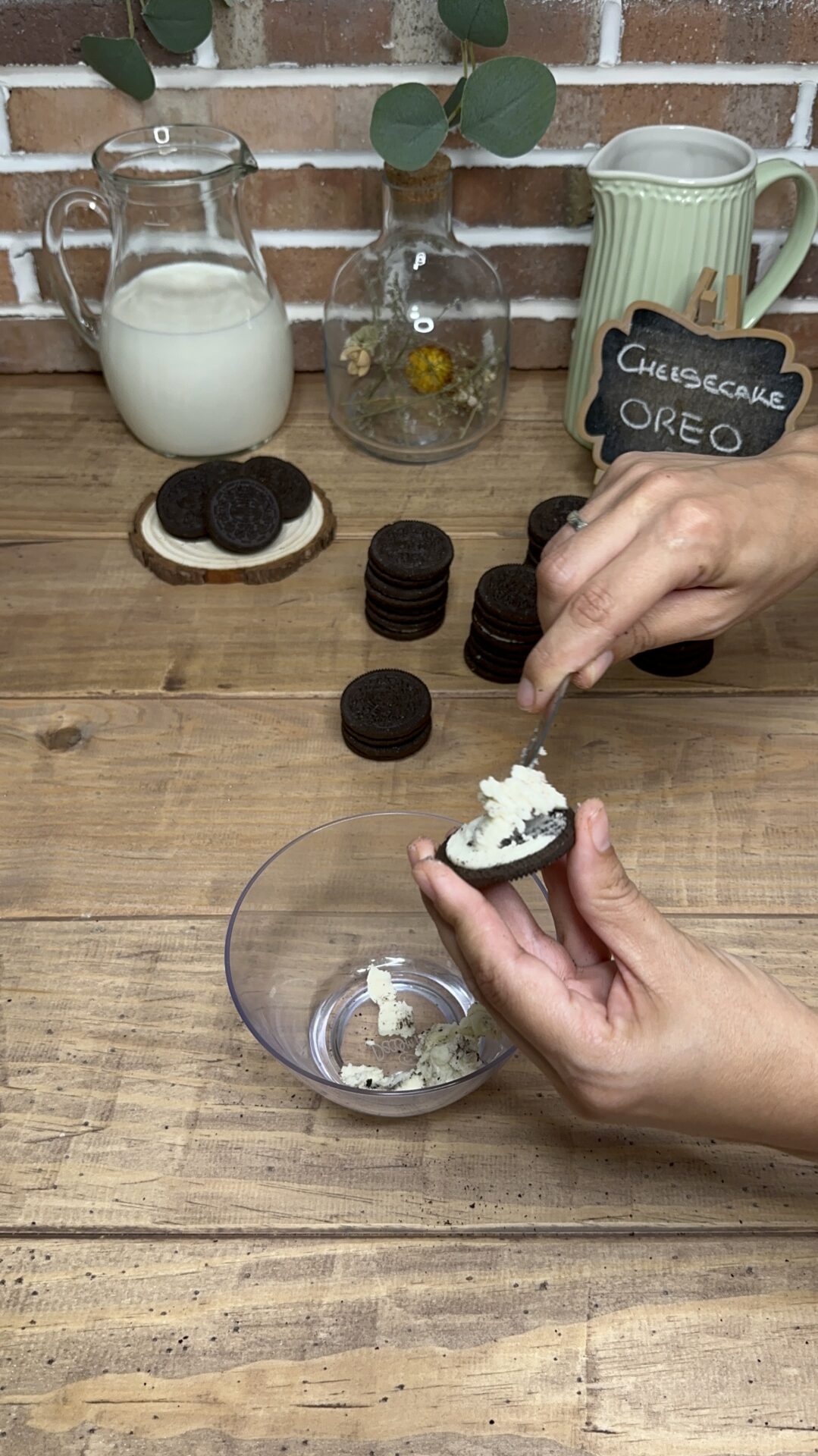 Separamos la crema de las galletas Separamos la crema de las galletas