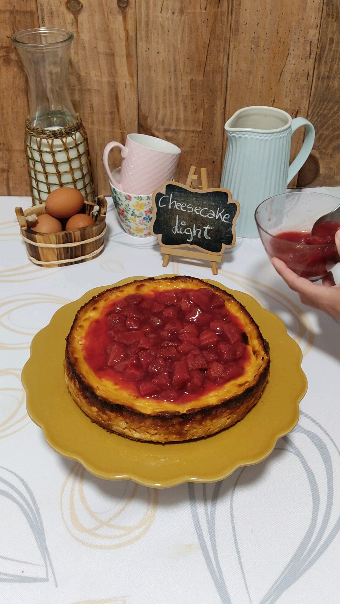 Decoramos nuestra cheesecake light con la salsa de fresas Decoramos nuestra cheesecake light con la salsa de fresas