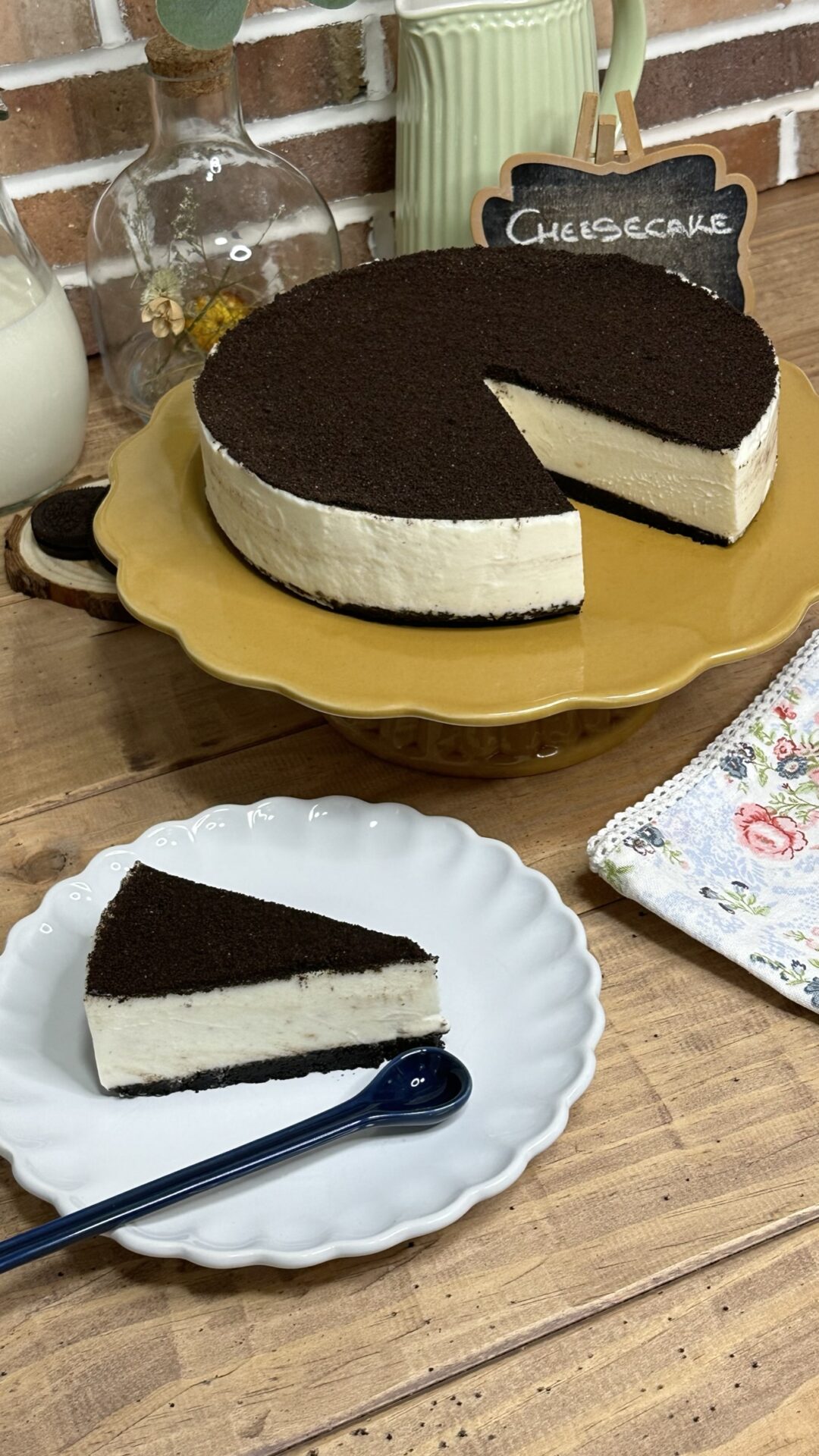 Disfruta de una generosa porción de nuestra Cheesecake de Oreo Disfruta de una generosa porción de nuestra Cheesecake de Oreo