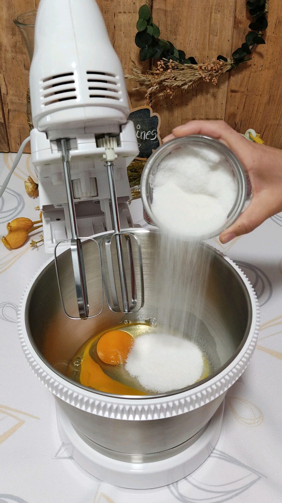 Batimos los huevos y el azúcar