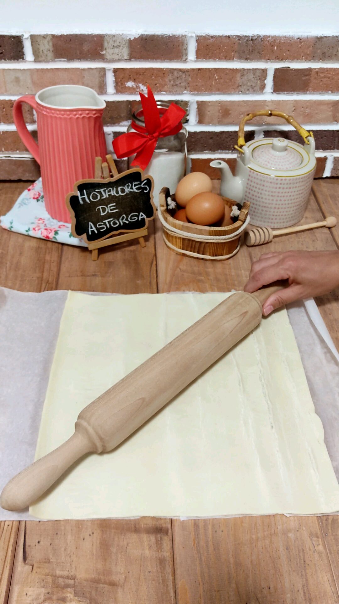 Estiramos una plancha de hojaldre con el rodillo Estiramos una plancha de hojaldre con el rodillo