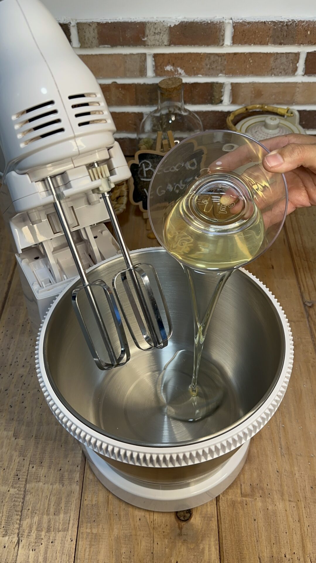 Incorporamos el aceite en un bol