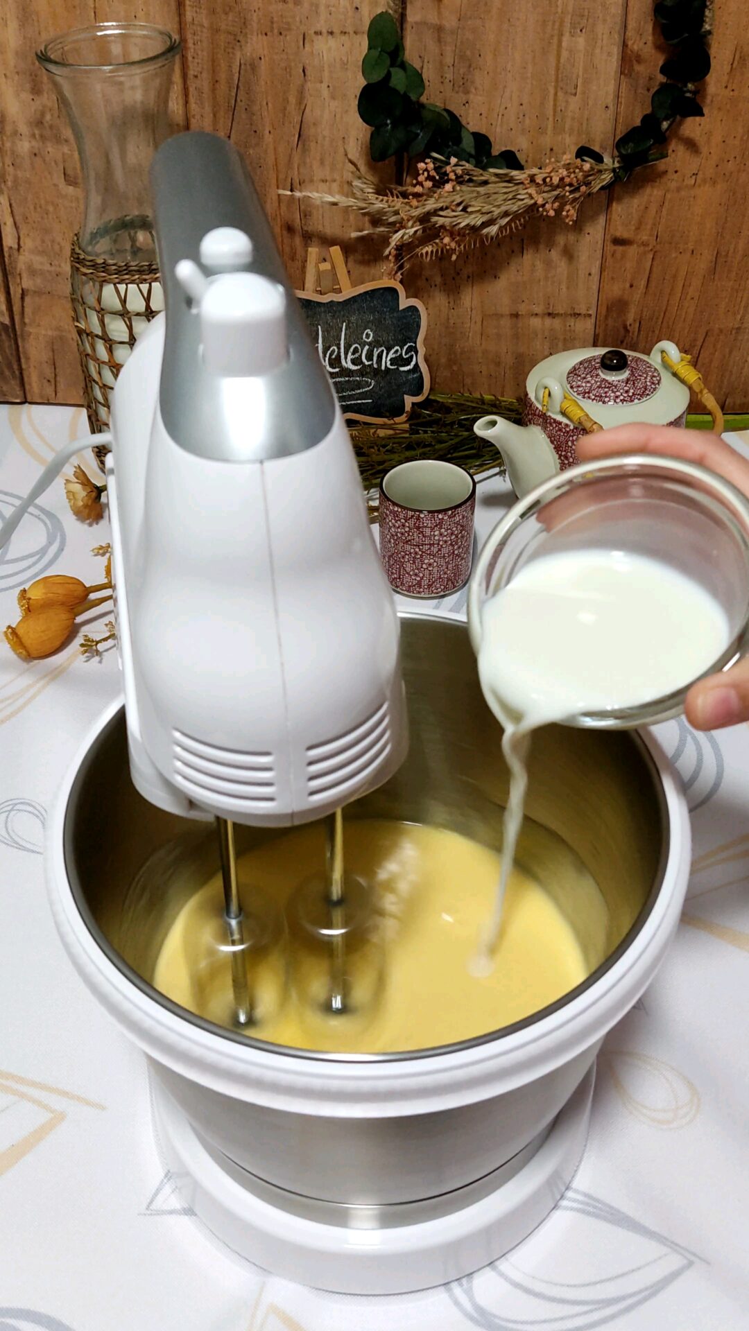 Incorporamos la leche y la esencia de vainilla