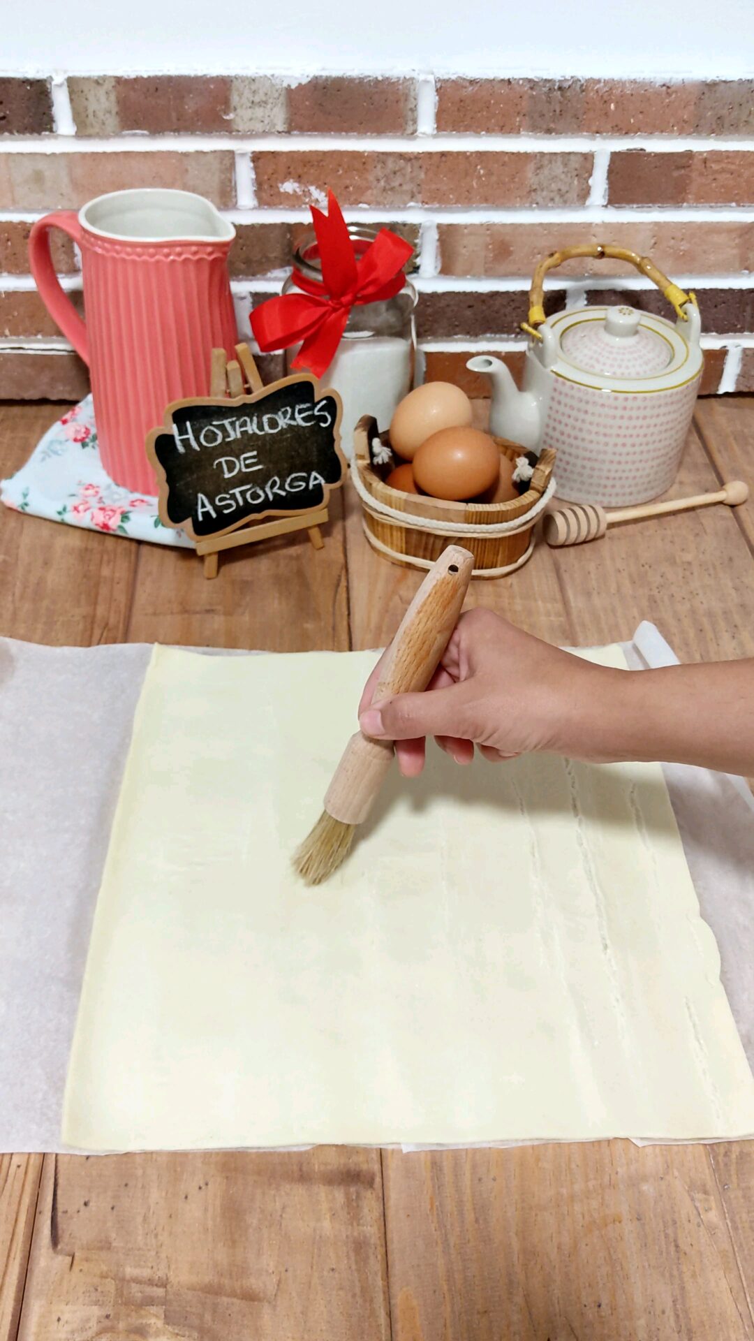Pintamos con agua la plancha de hojaldre estirada Pintamos con agua la plancha de hojaldre estirada