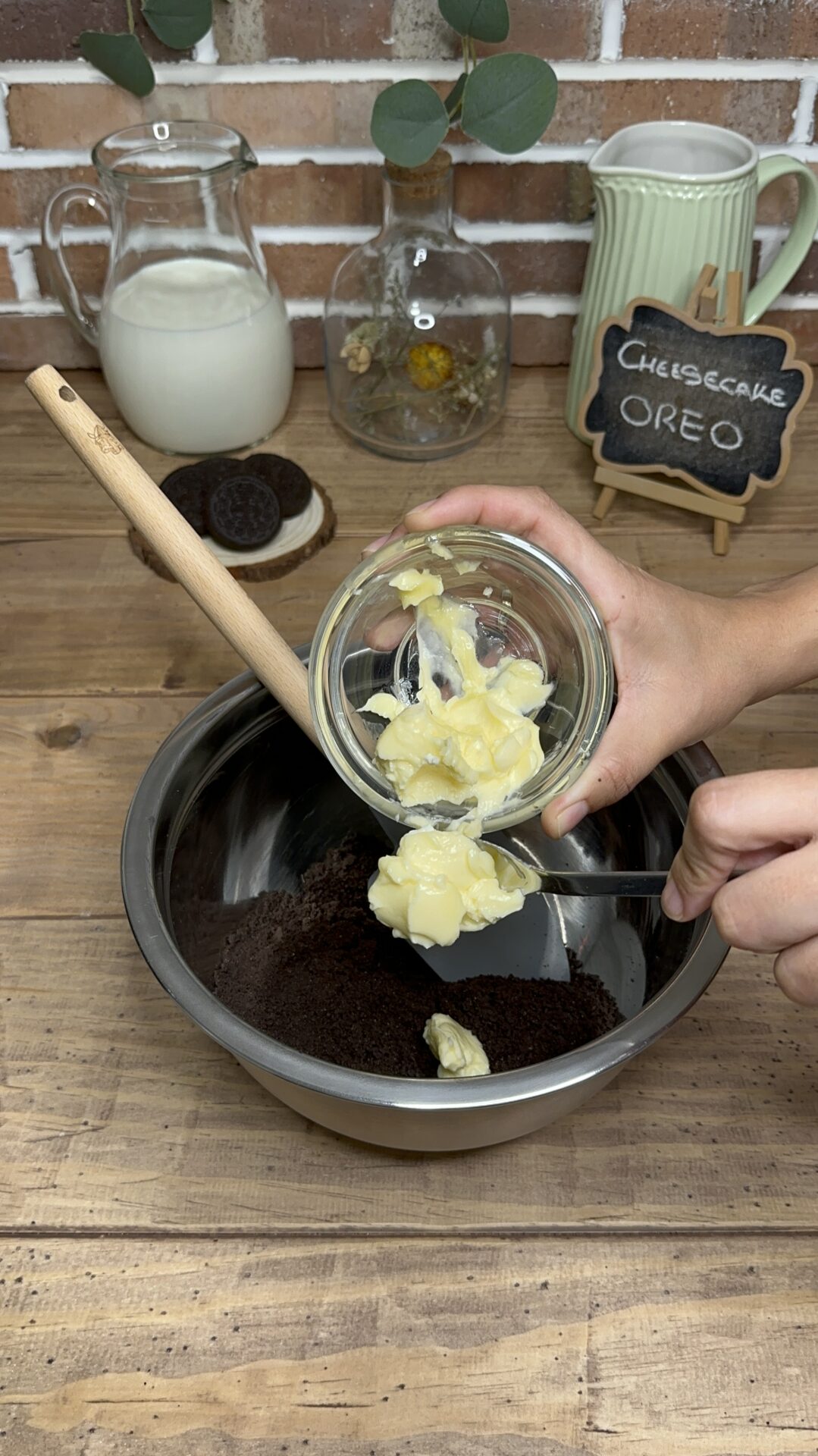 Mezclamos el polvo de Oreo con la mantequilla Mezclamos el polvo de Oreo con la mantequilla