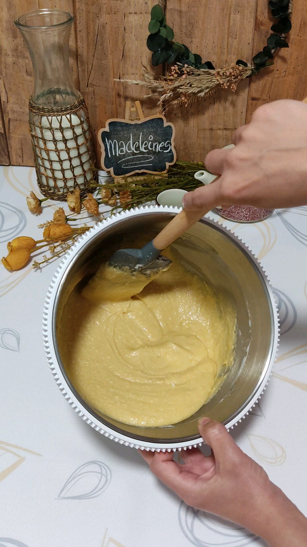 Mezclamos con movimientos suaves y envolventes