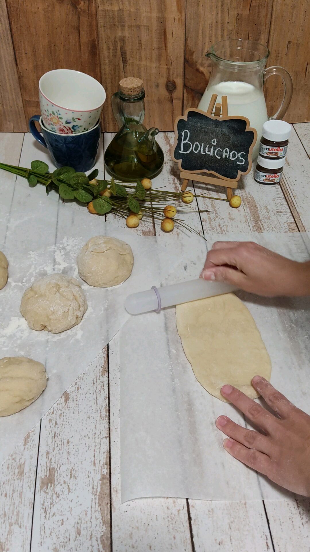 Aplanamos las bolas con un rodillo