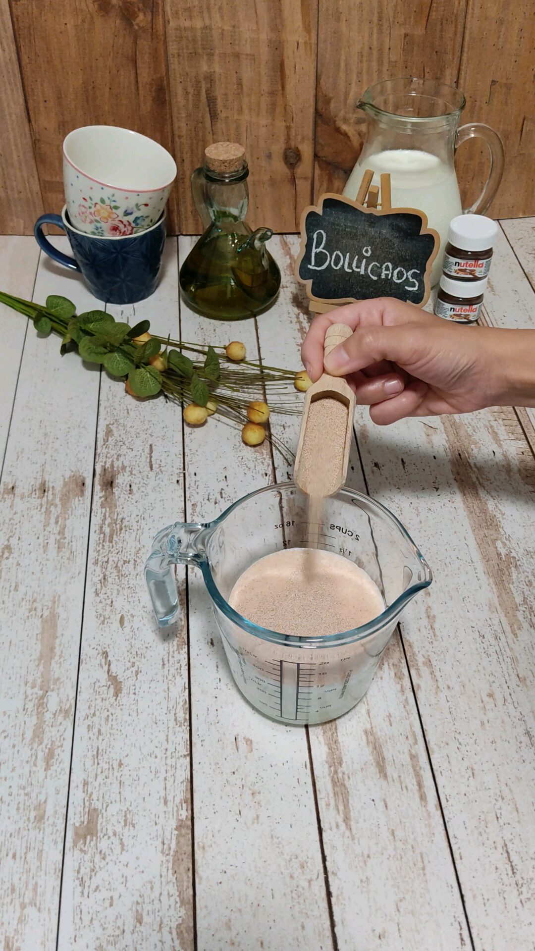 Mezclamos leche, azúcar y levadura, y removemos
