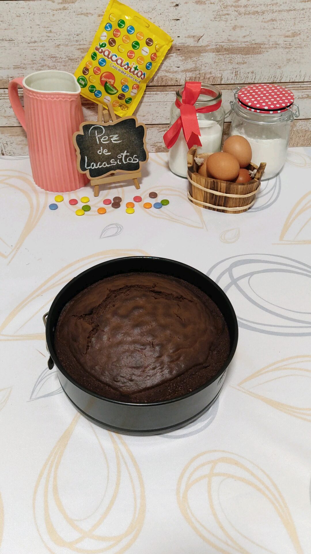 El bizcocho de nuestra tarta pez de chocolate recién horneado El bizcocho de nuestra tarta pez de chocolate recién horneado