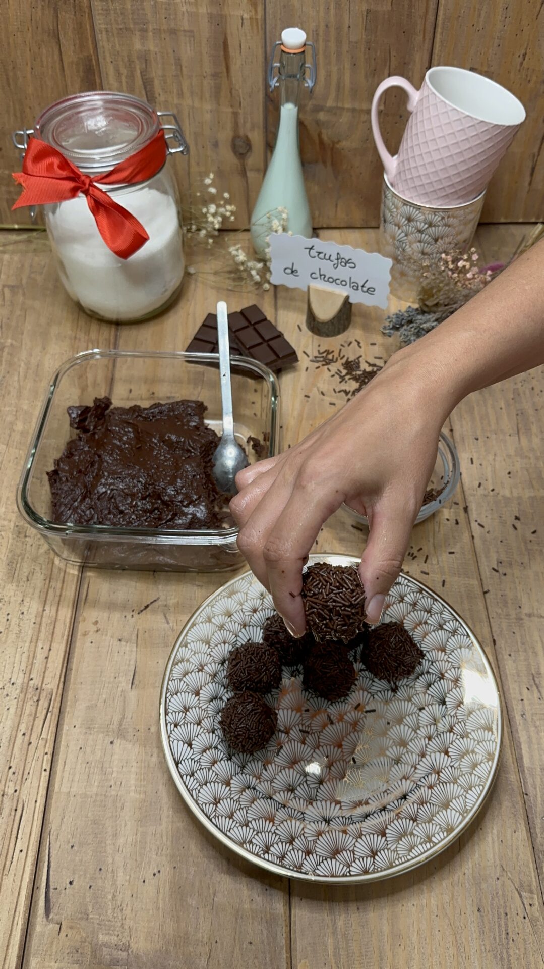 Pasamos las trufas de chocolate por los fideos de chocolate