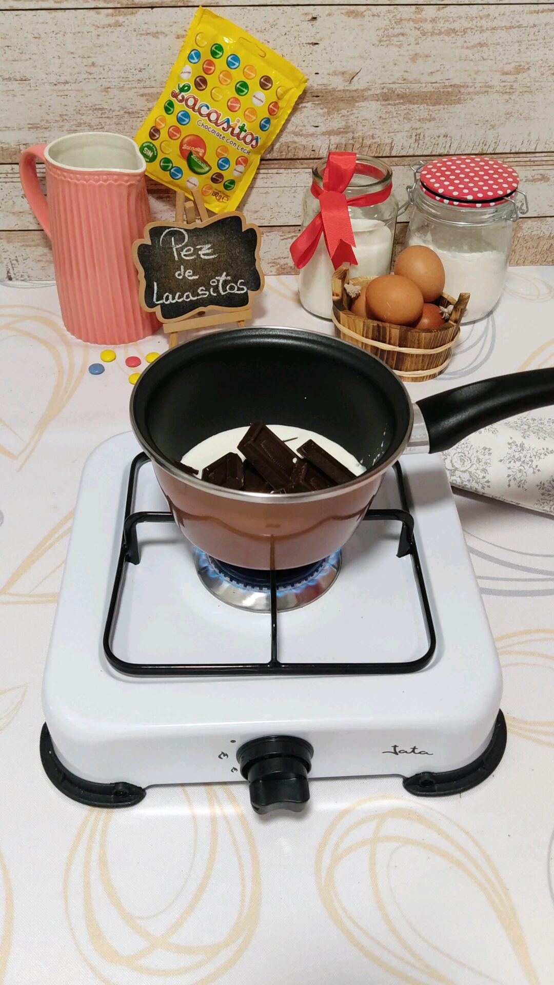 Vamos con la cobertura de nuestra tarta pez de chocolate Vamos con la cobertura de nuestra tarta pez de chocolate