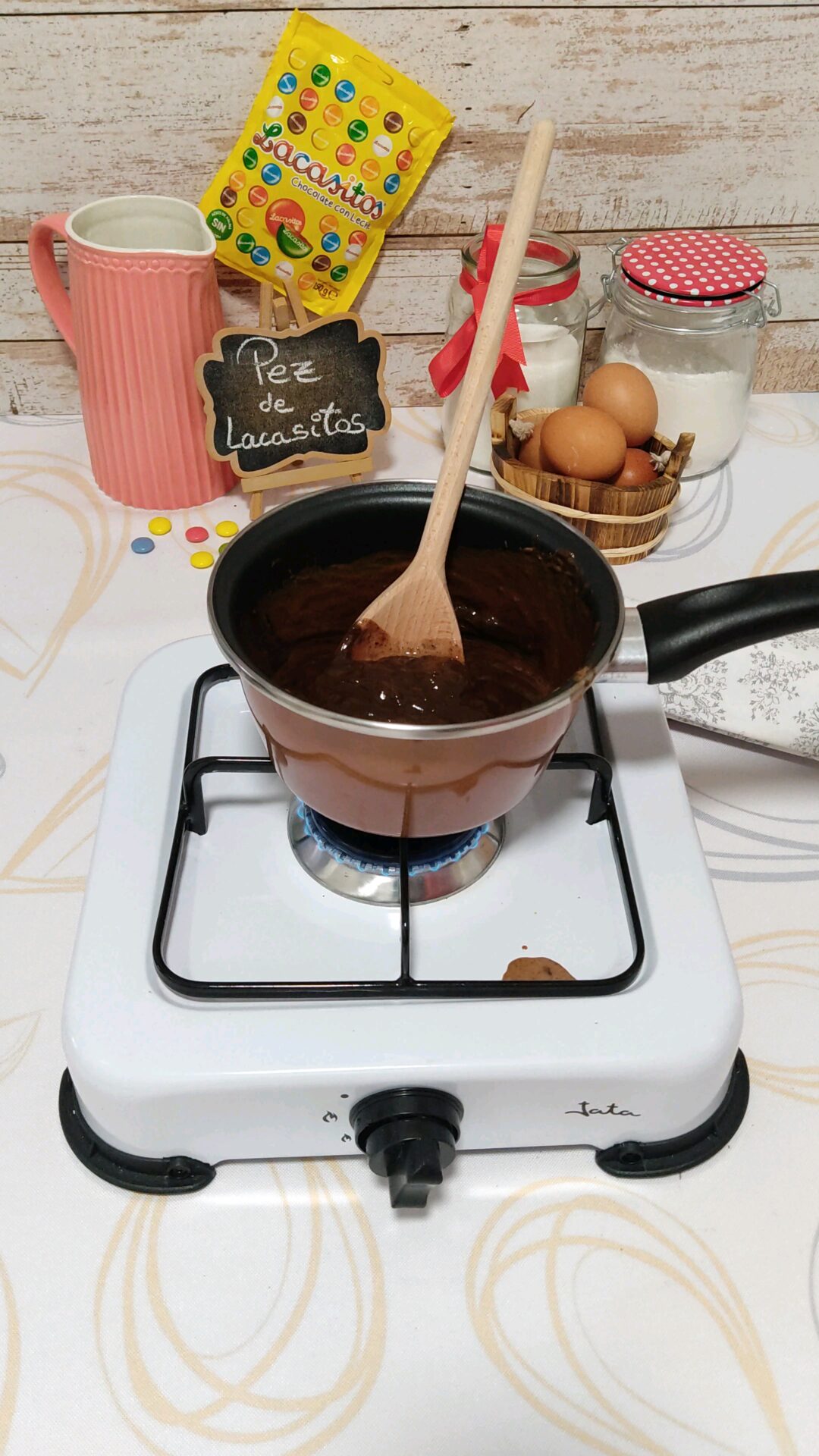 Llevamos al fuego la nata y el chocolate hasta mezclar por completo Llevamos al fuego la nata y el chocolate hasta mezclar por completo