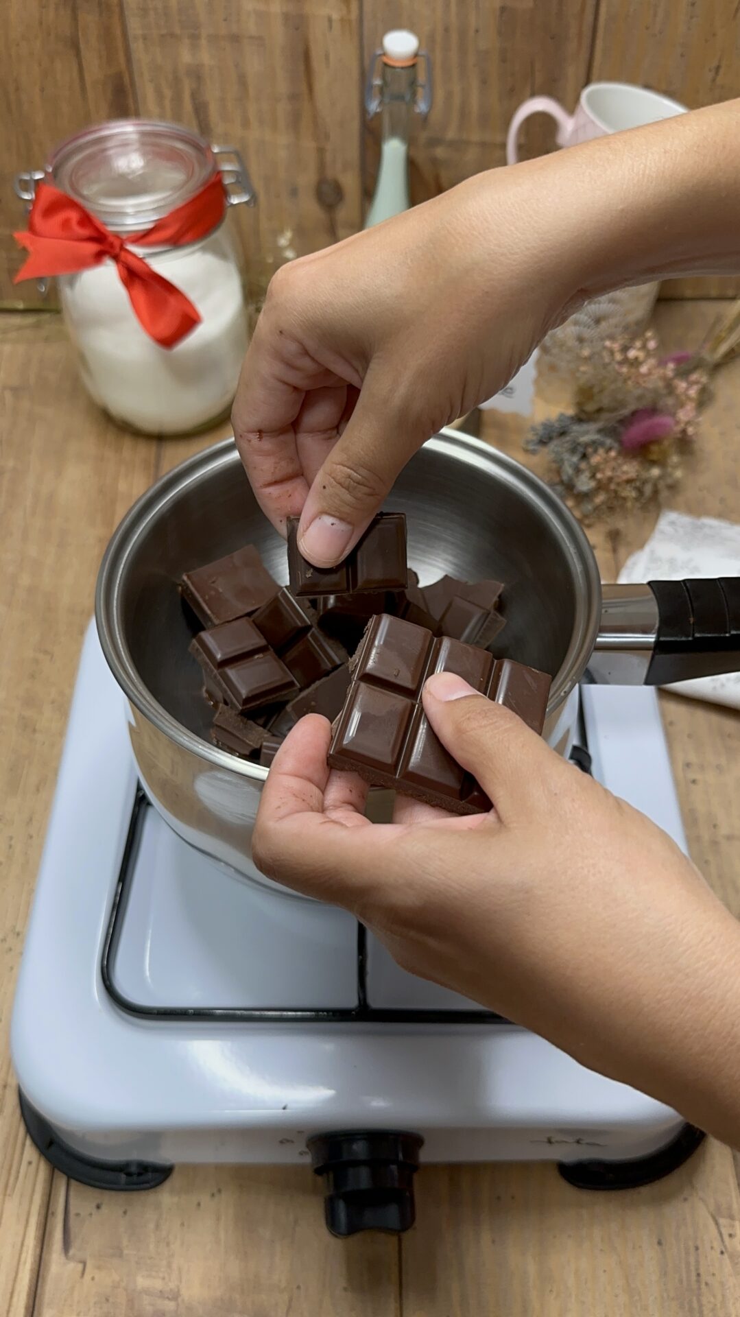 Incorporamos al cazo los trozos de chocolate negro