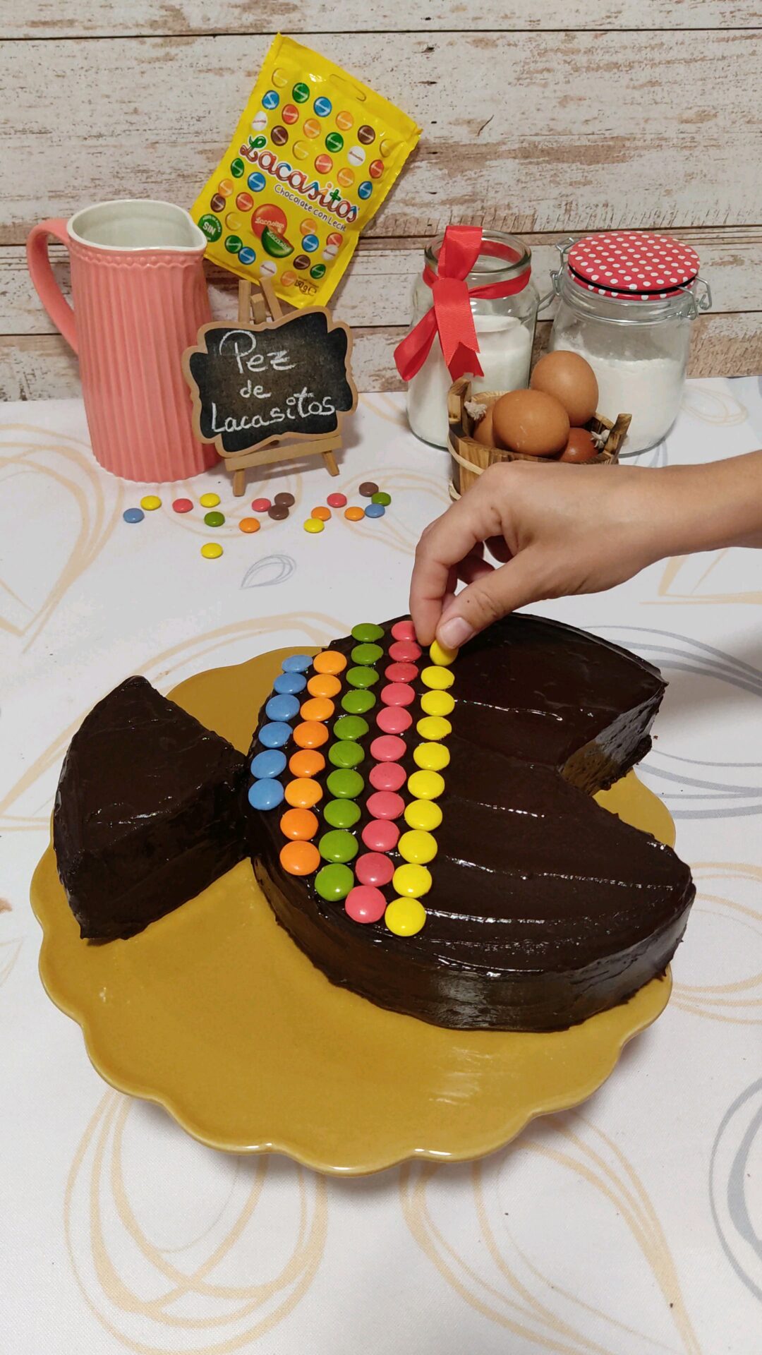 Colocamos los lacasitos simulando las escamas del pez Colocamos los lacasitos simulando las escamas del pez