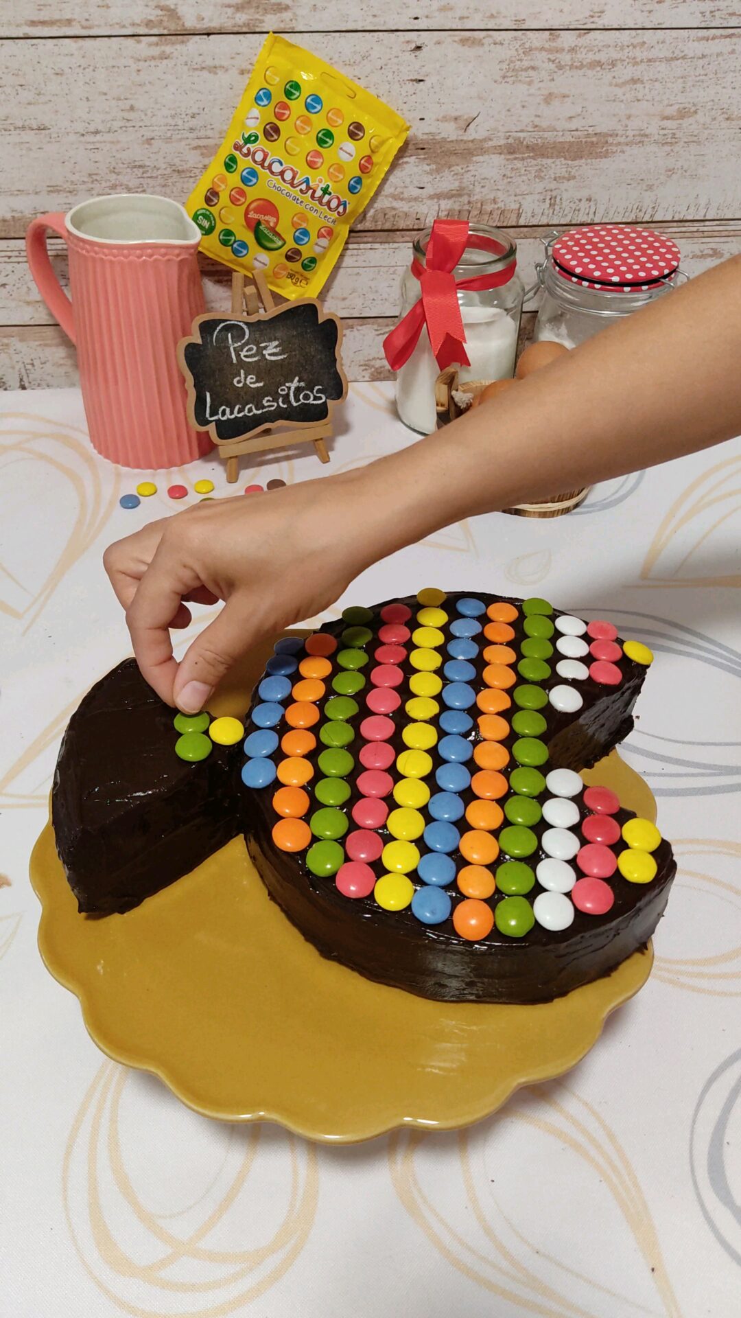 Cubrimos por completo la tarta de lacasitos Cubrimos por completo la tarta de lacasitos