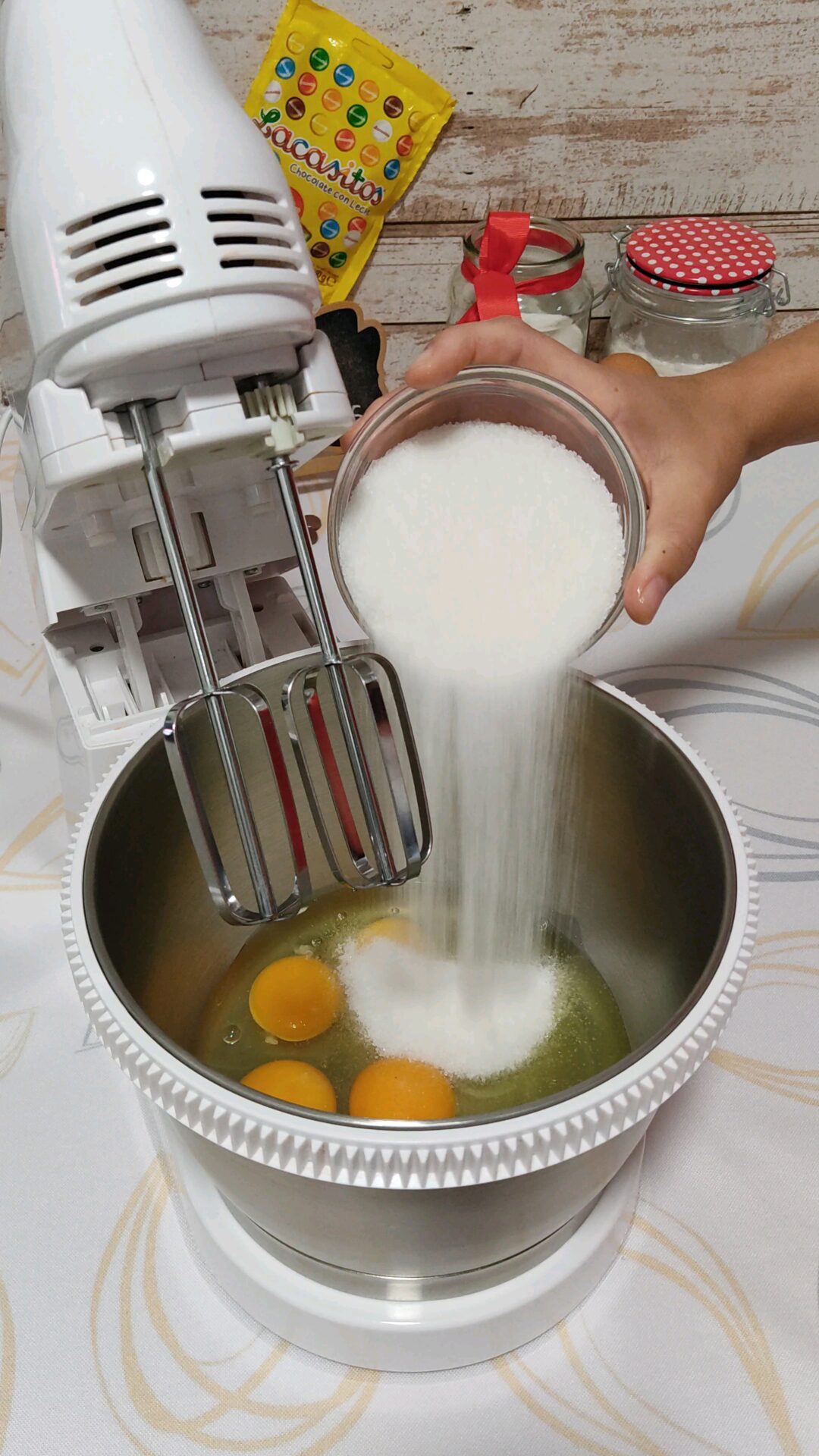 Batimos los huevos y el azúcar Batimos los huevos y el azúcar