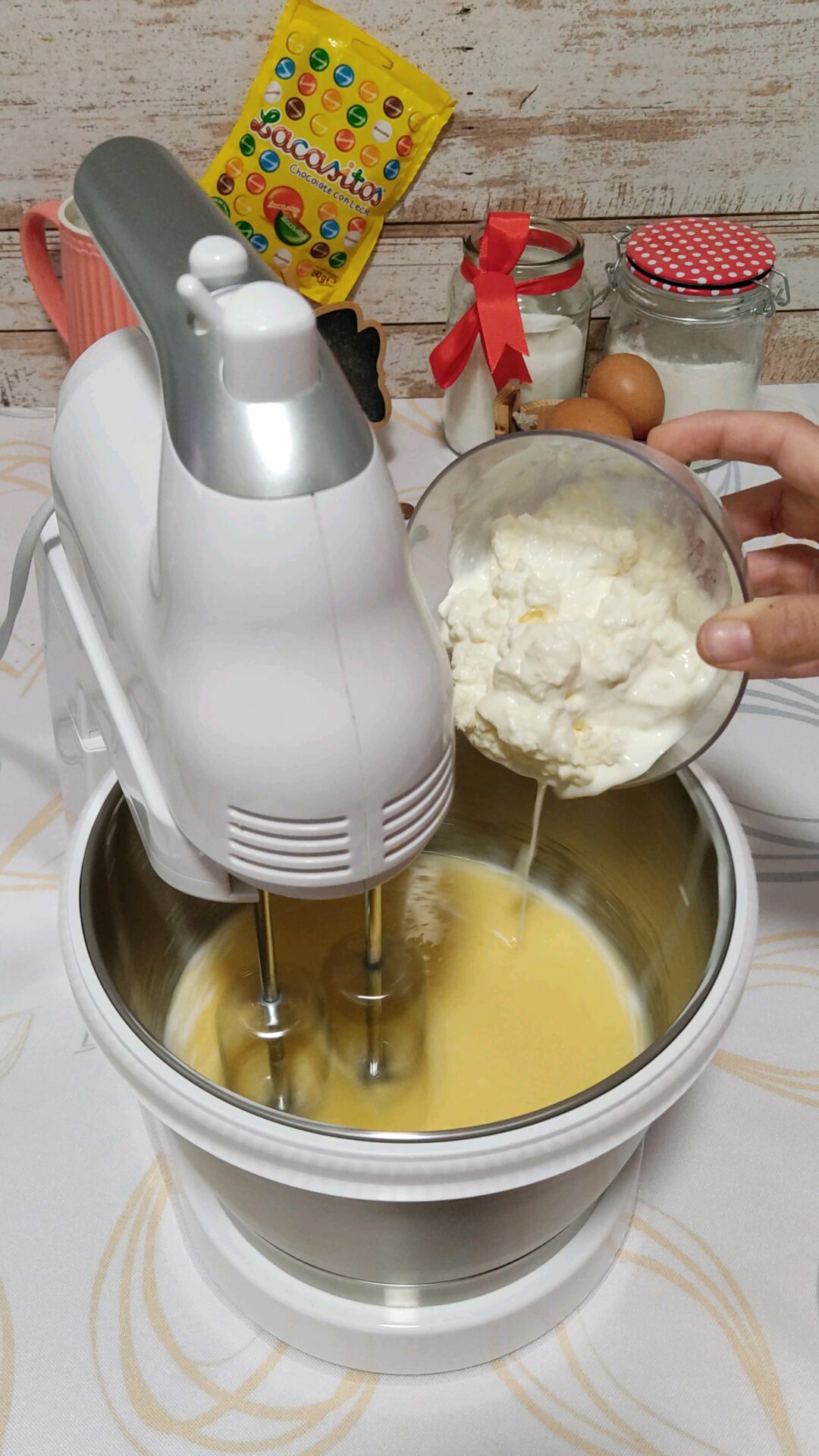 Añadimos la nata y la sal mientras continuamos batiendo Añadimos la nata y la sal mientras continuamos batiendo