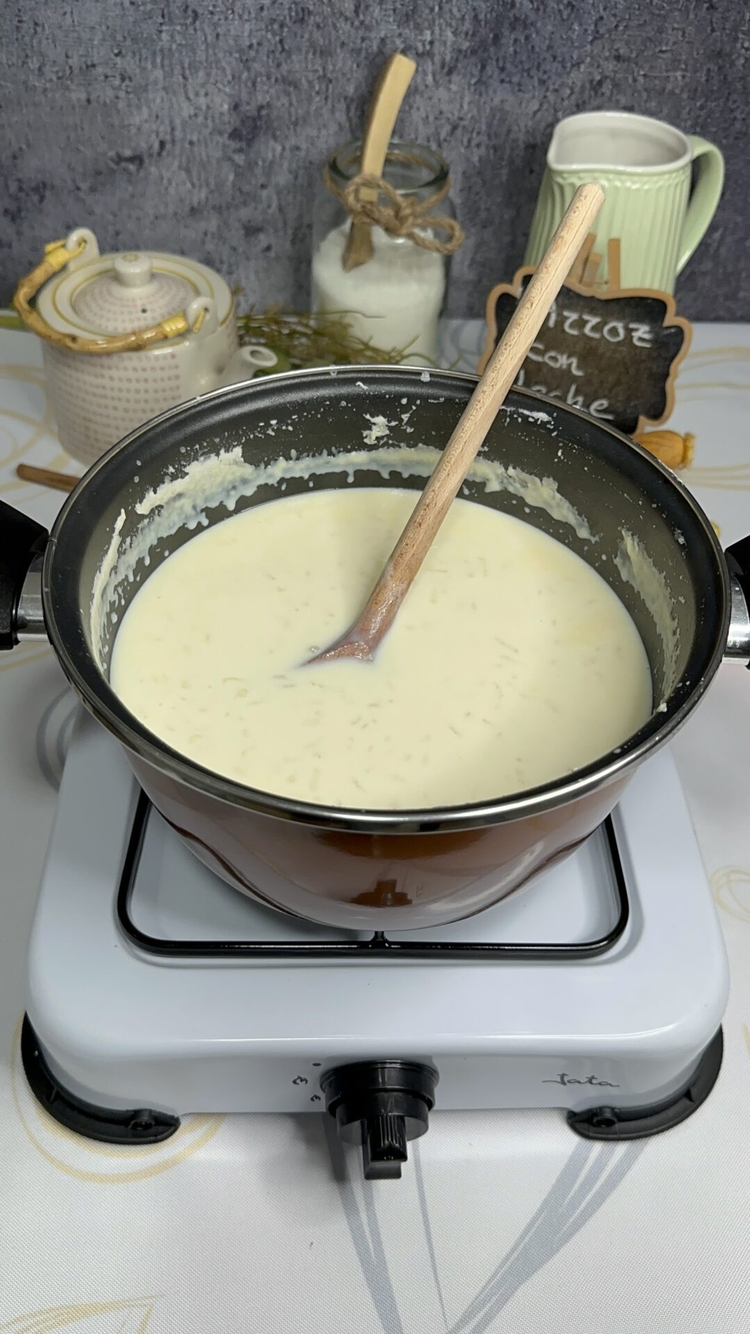 Retiramos la rama de canela y la piel del limón Retiramos la rama de canela y la piel del limón