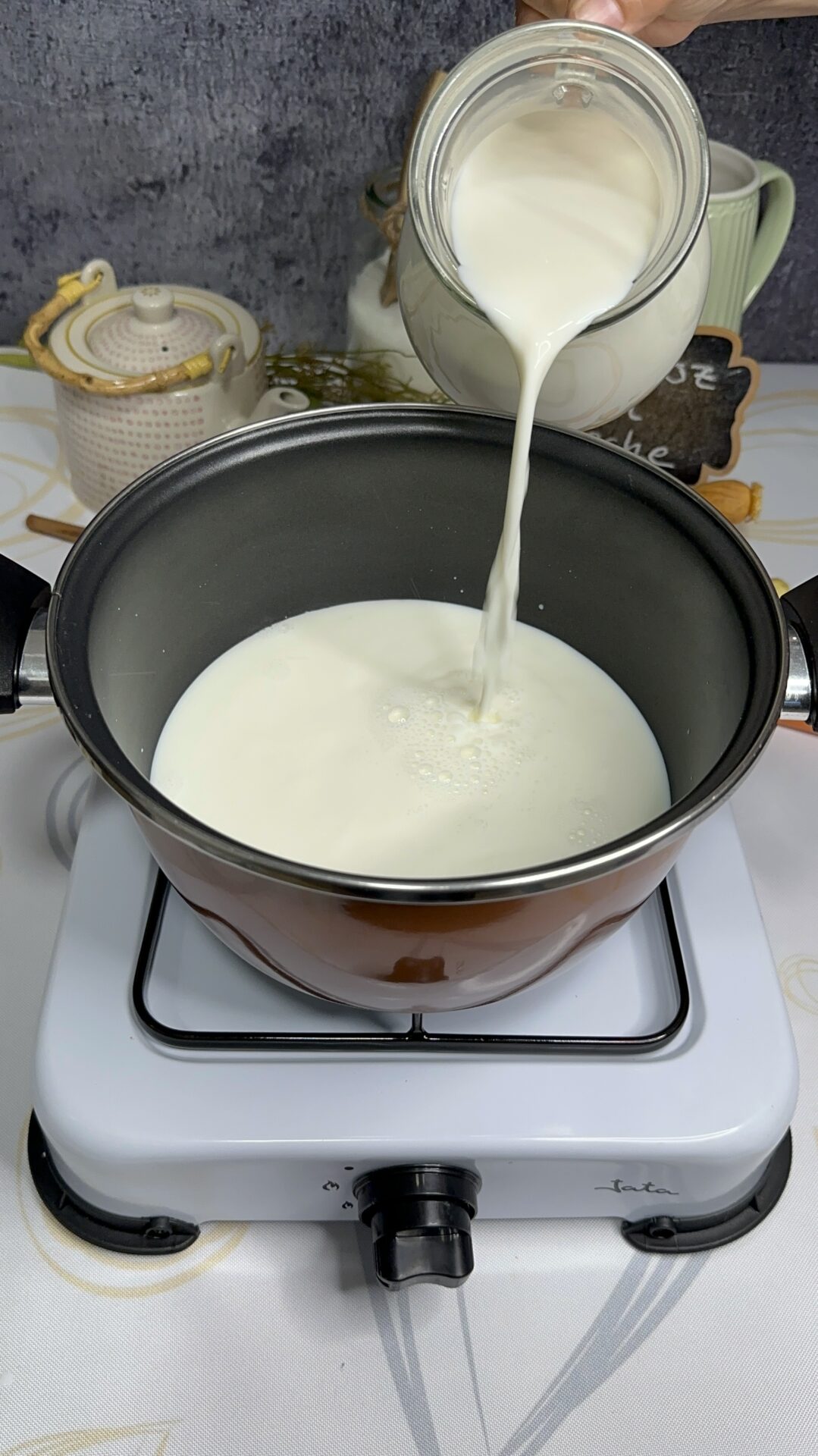 Incorporamos la leche en el cazo Incorporamos la leche en el cazo