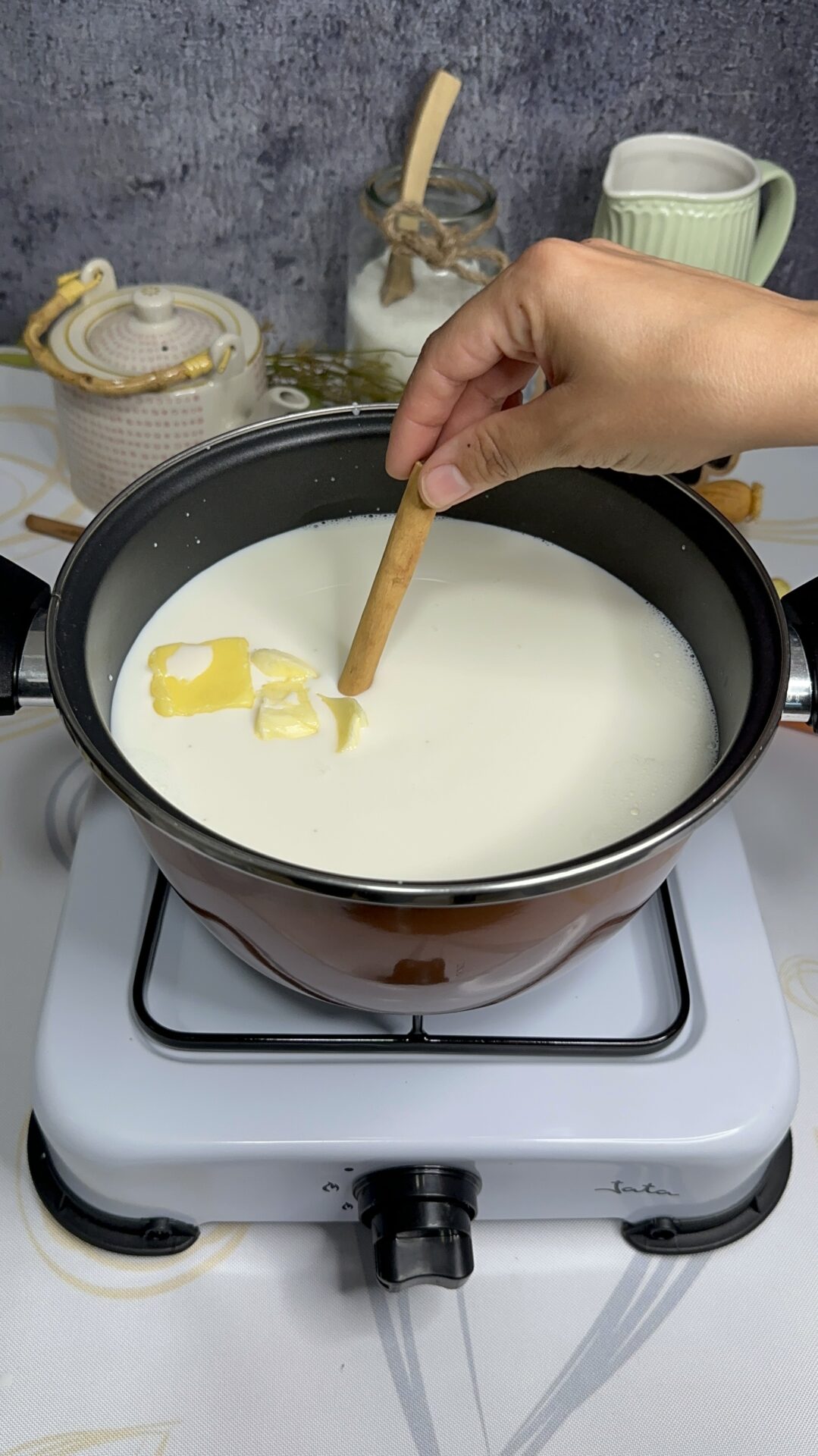 Añadimos el arroz, la mantequilla y la rama de canela Añadimos el arroz, la mantequilla y la rama de canela