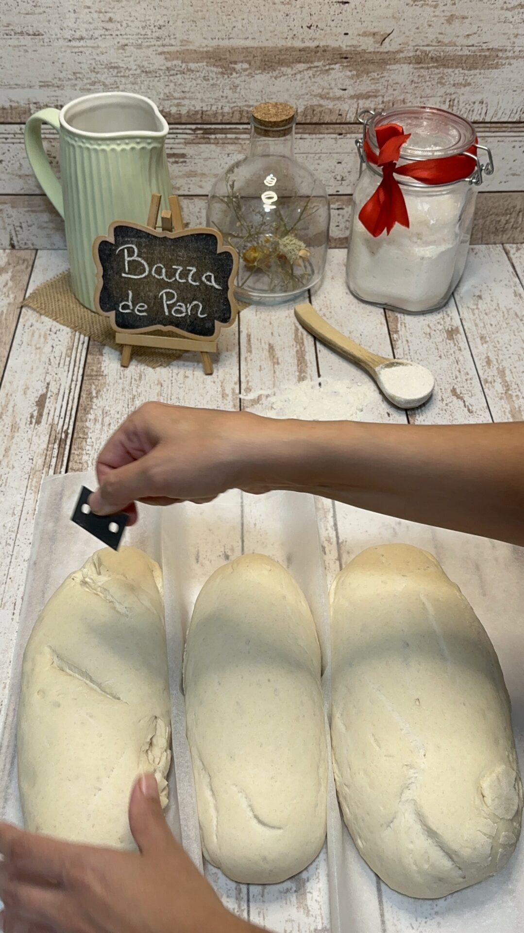 Hacemos varios cortes con una cuchilla sobre las barras de pan