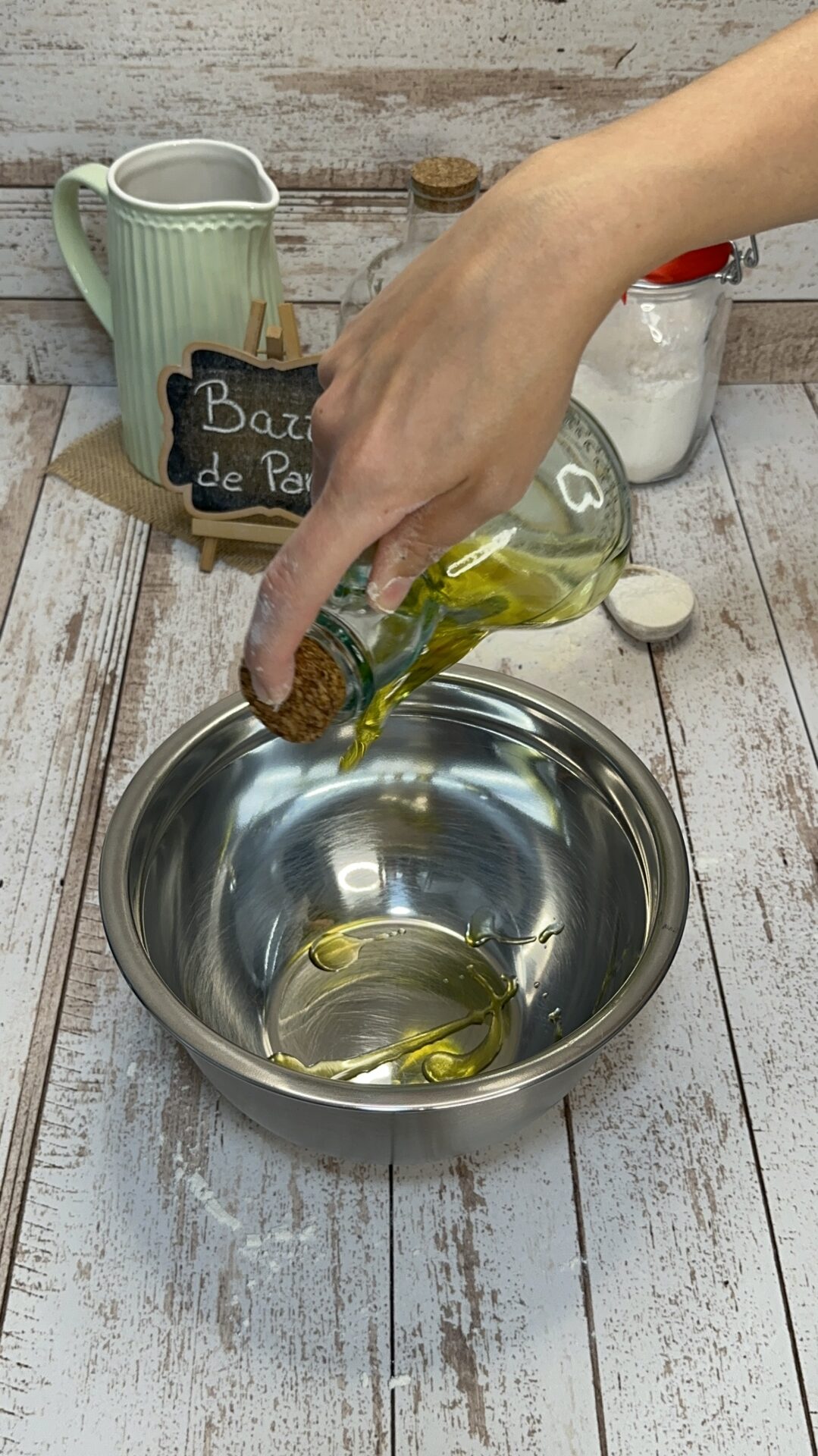 Engrasamos un bol con un poco de aceite