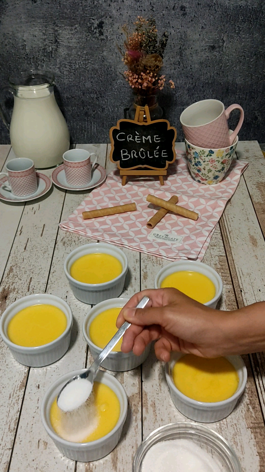 Colocamos dos cucharadas de azúcar sobre cada crème brûlée