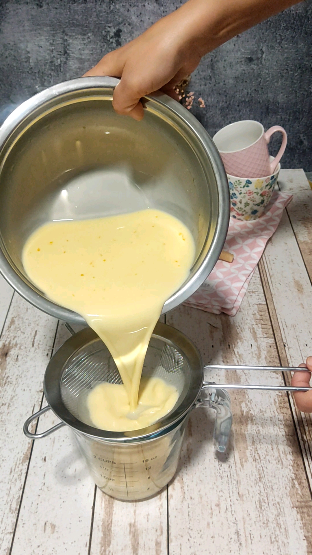 Colamos la mezcla de nuestra crème brûlée