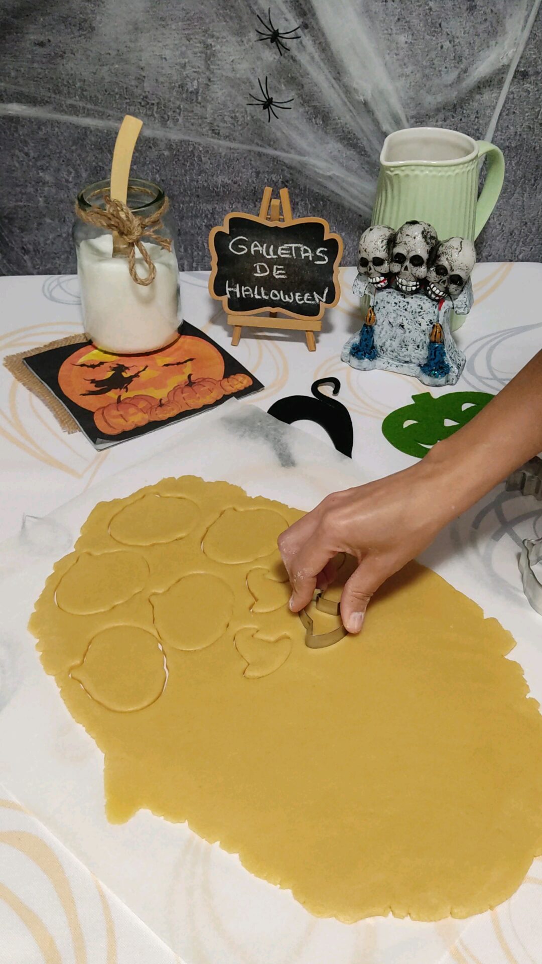 Cortamos las galletas con los mismos cortadores que el fondant