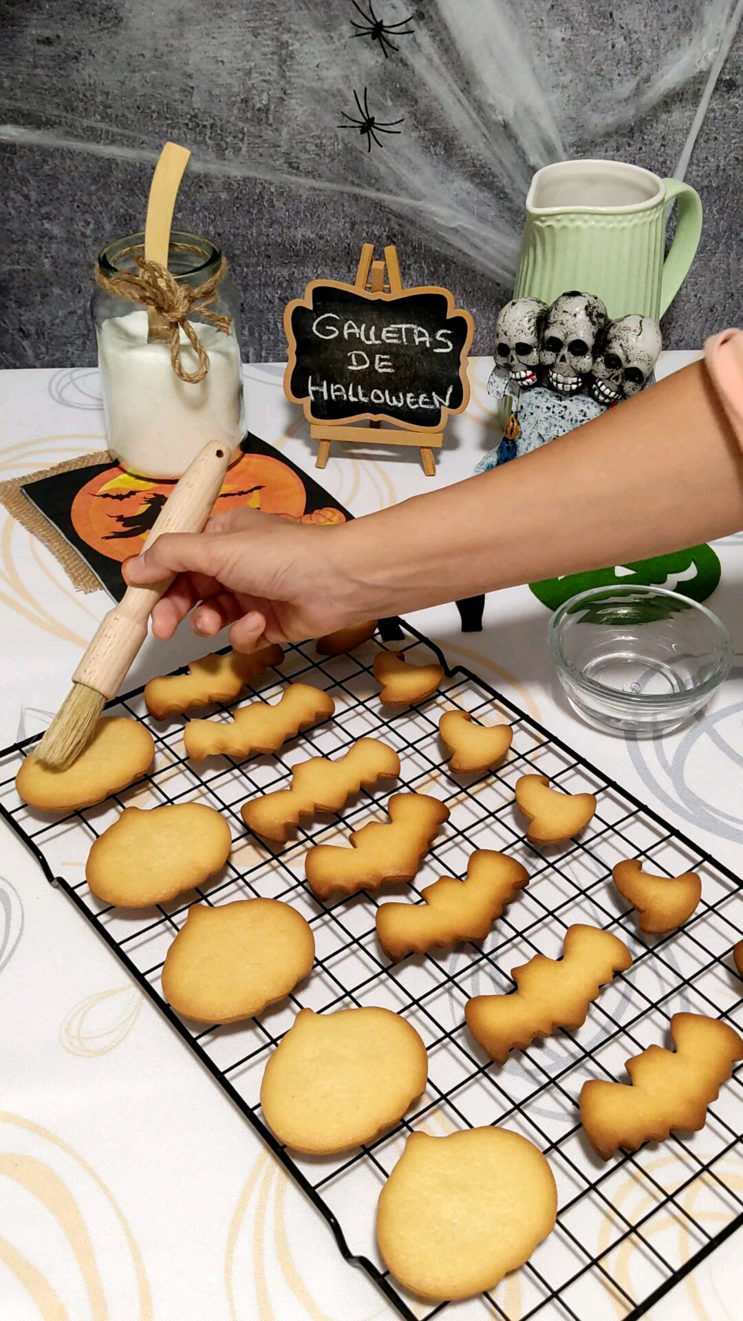 Humedecemos las galletas con agua para pegar el fondant
