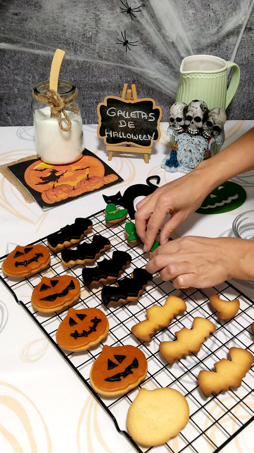 Colocamos las formas de fondant sobre las galletas