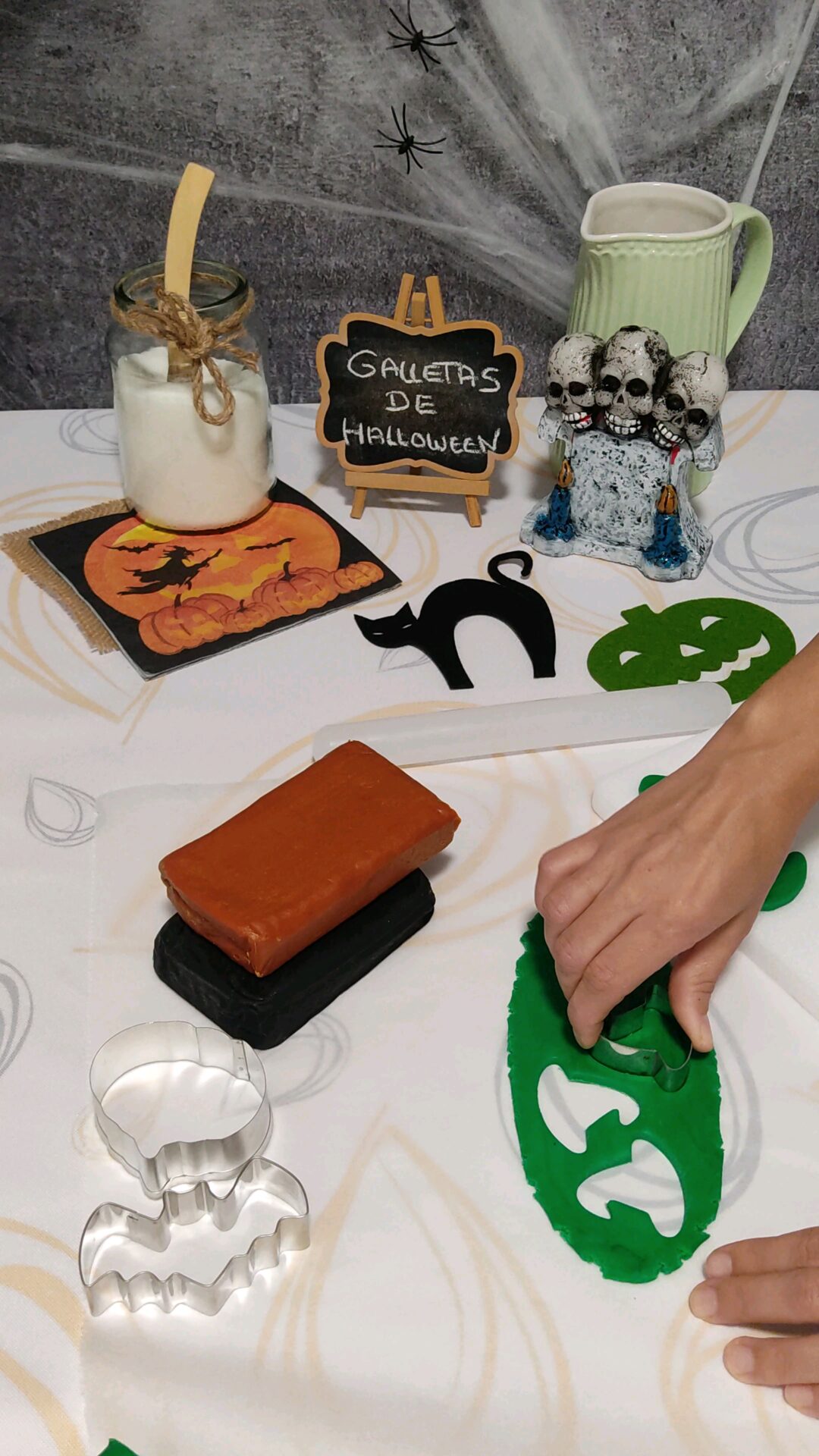 Con diferentes cortadores y fondant de colores realizamos las formas deseadas