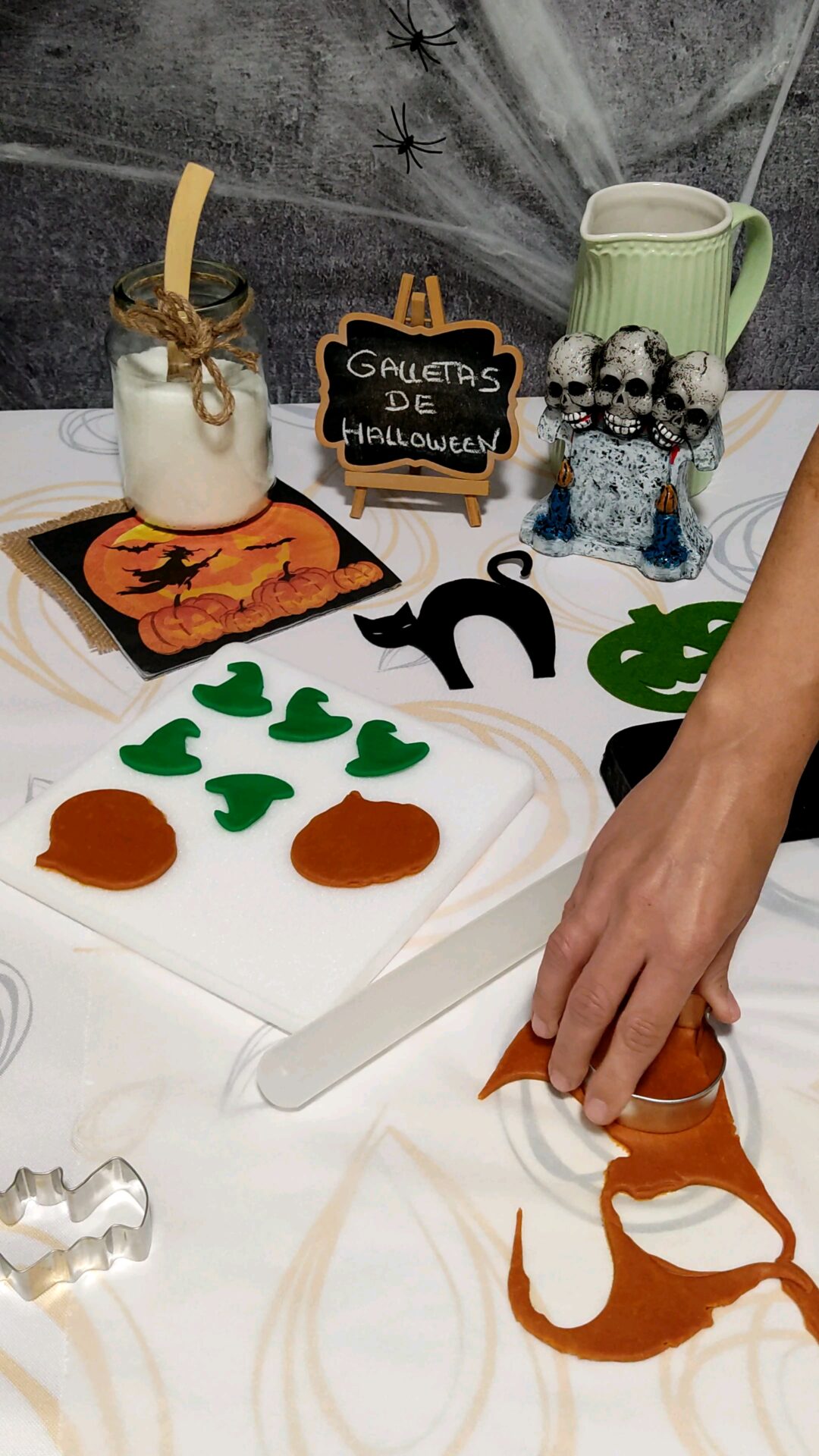 Con diferentes cortadores y fondant de colores realizamos las formas deseadas