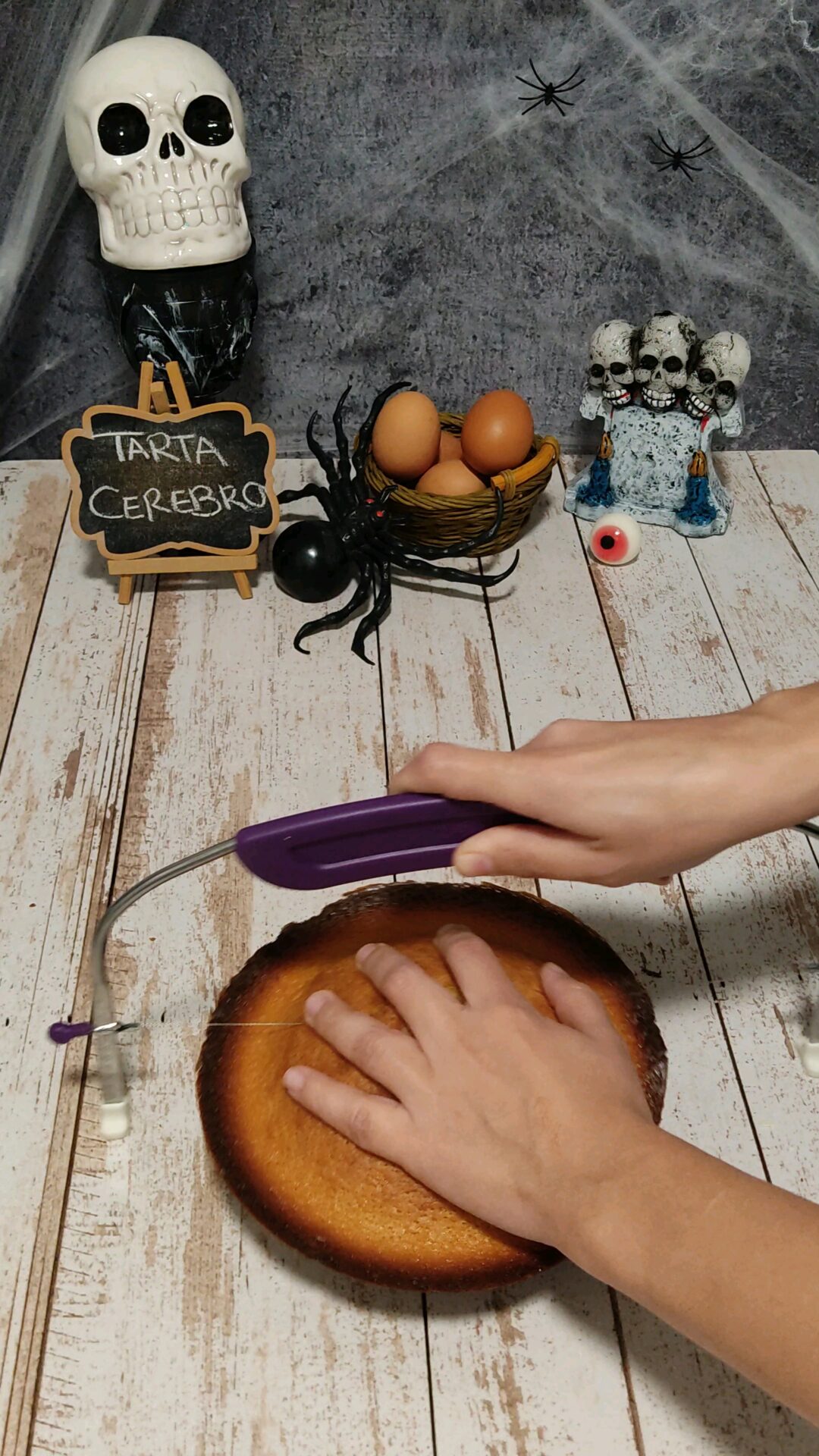 Alisamos con la lira la base de la tarta