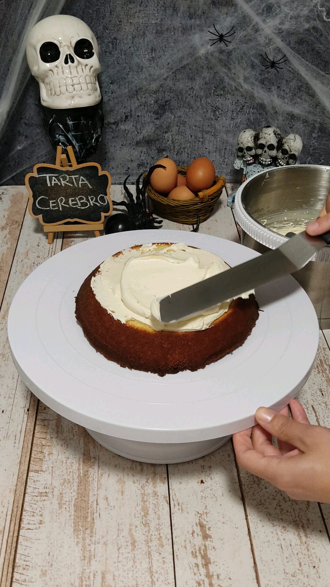 Rellenamos el bizcocho con una capa gruesa de buttercream