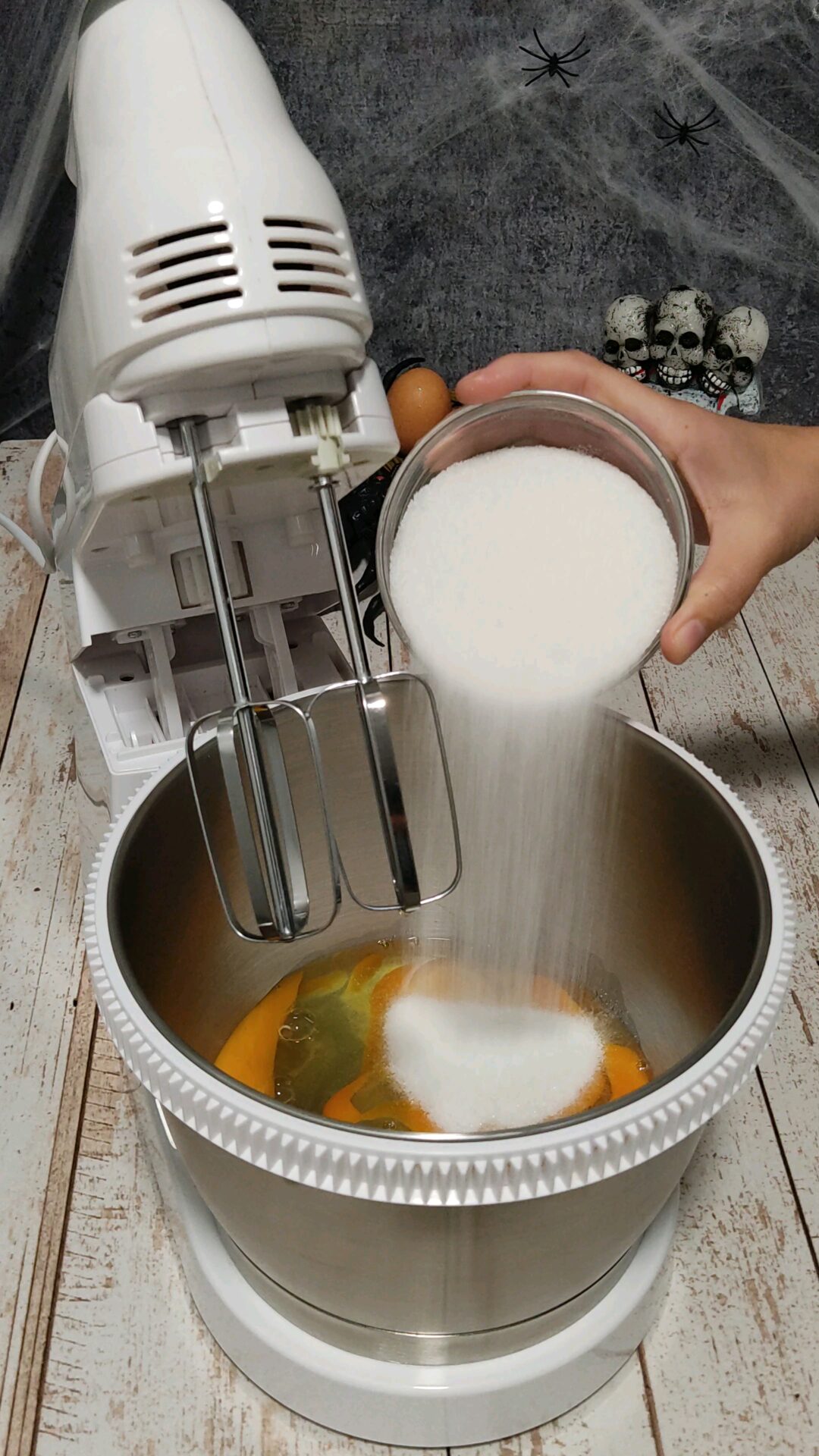 Vertemos en un bol huevos, azúcar, vainilla y sal