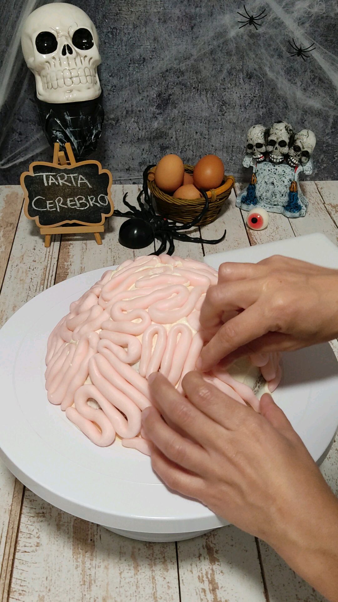 Cubrimos todo el cerebro con las tiras del fondant