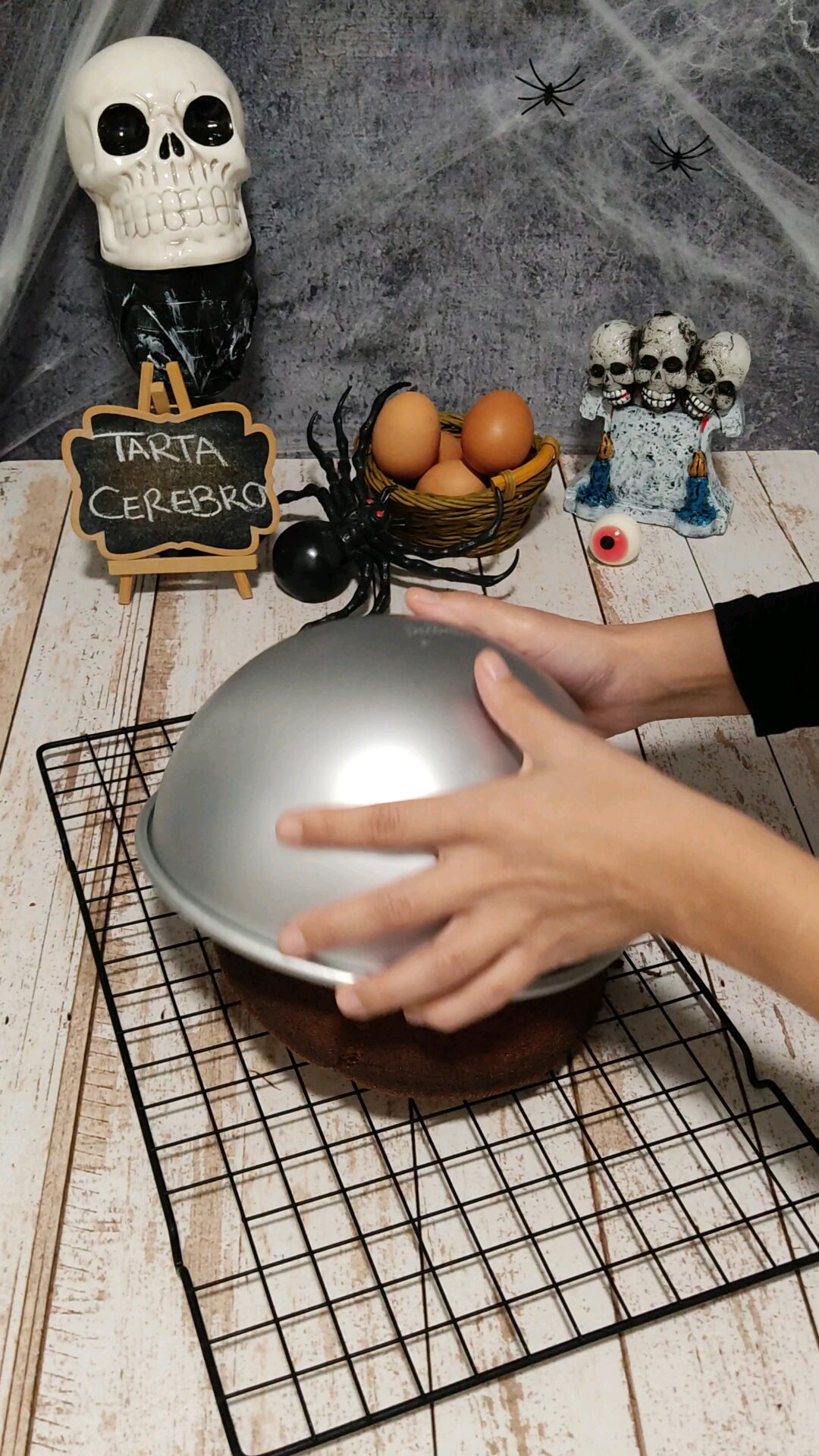 Desmoldamos el bizcocho de nuestra tarta cerebro